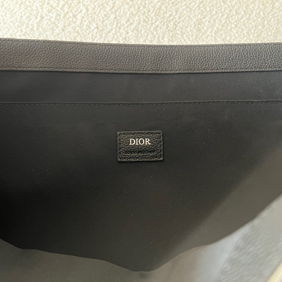 Blaue und schwarzgraue Tasche