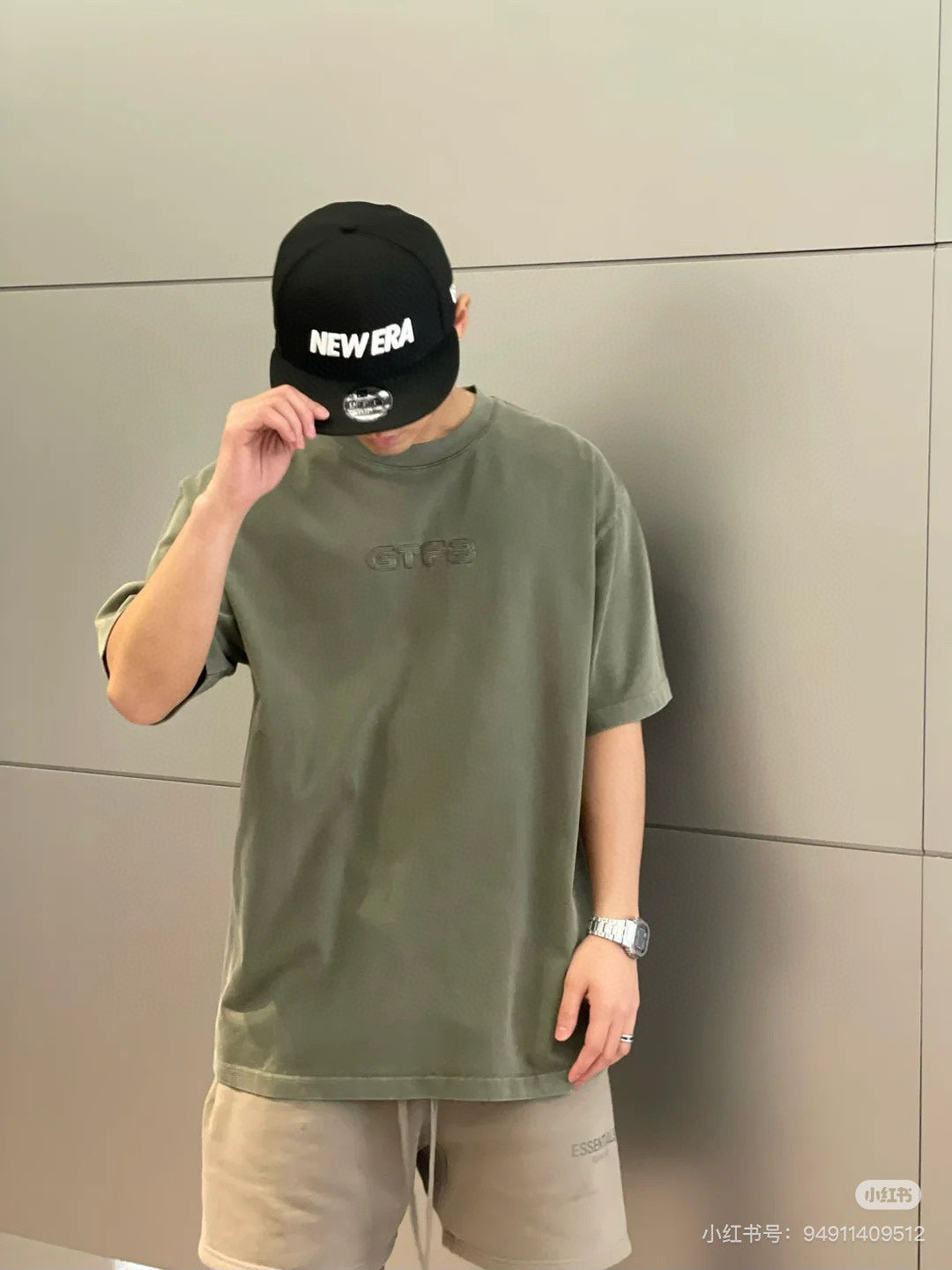 Schwarzes und grünes T-Shirt