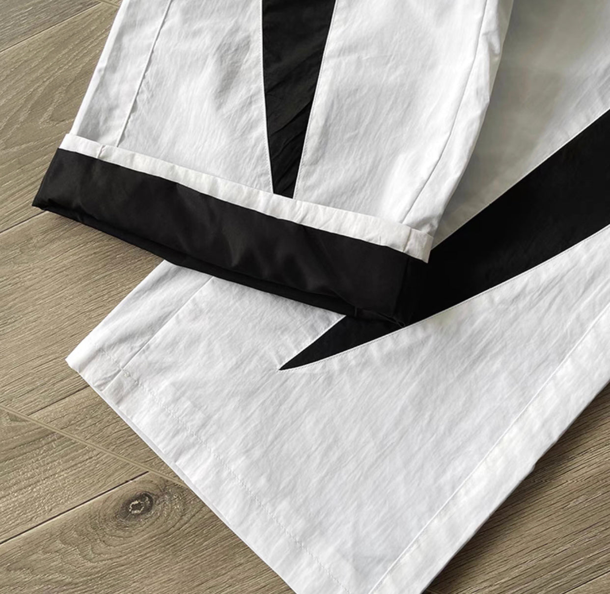 Weiß-schwarzes Trikot mit Hose