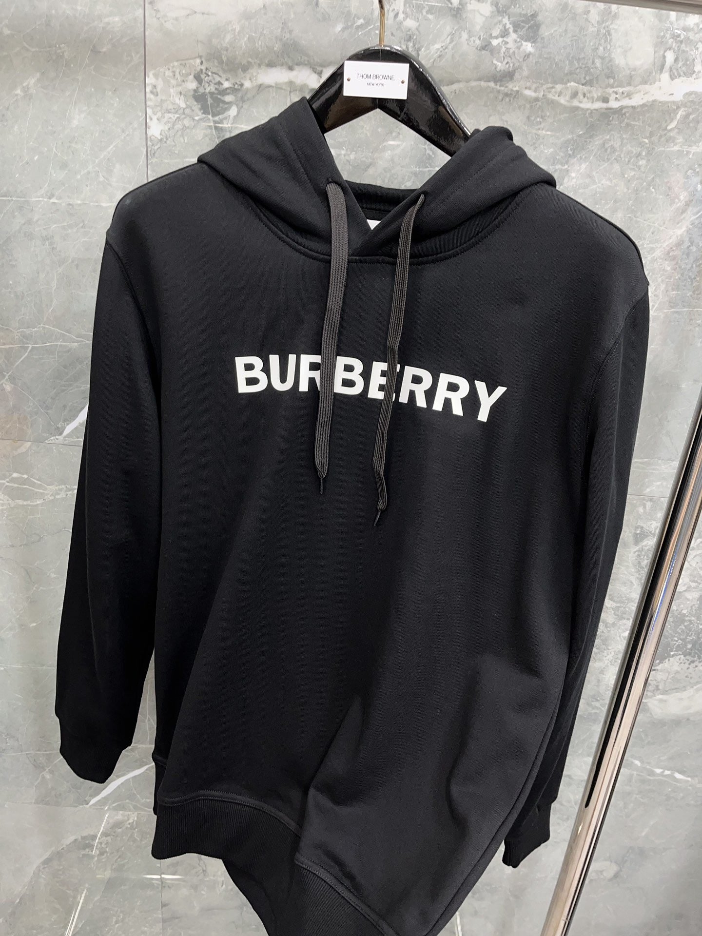 Sudadera con capucha negra, caqui, azul y roja