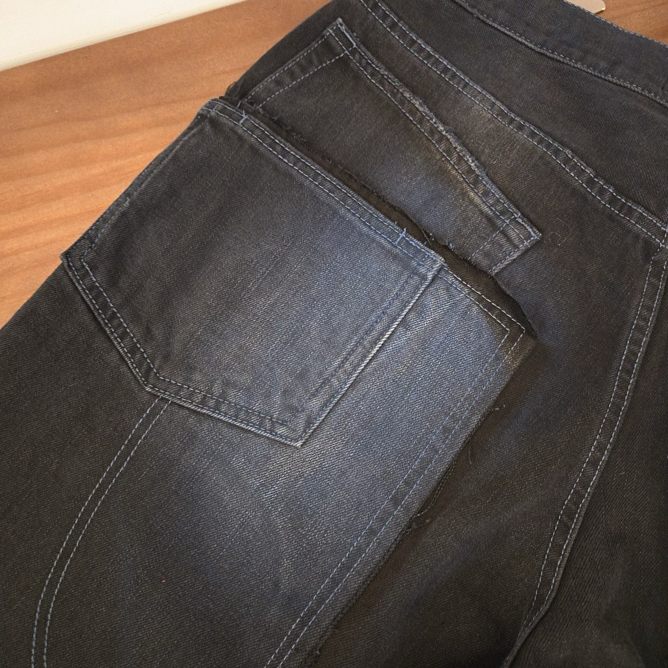 Schwarz-blaue Hose