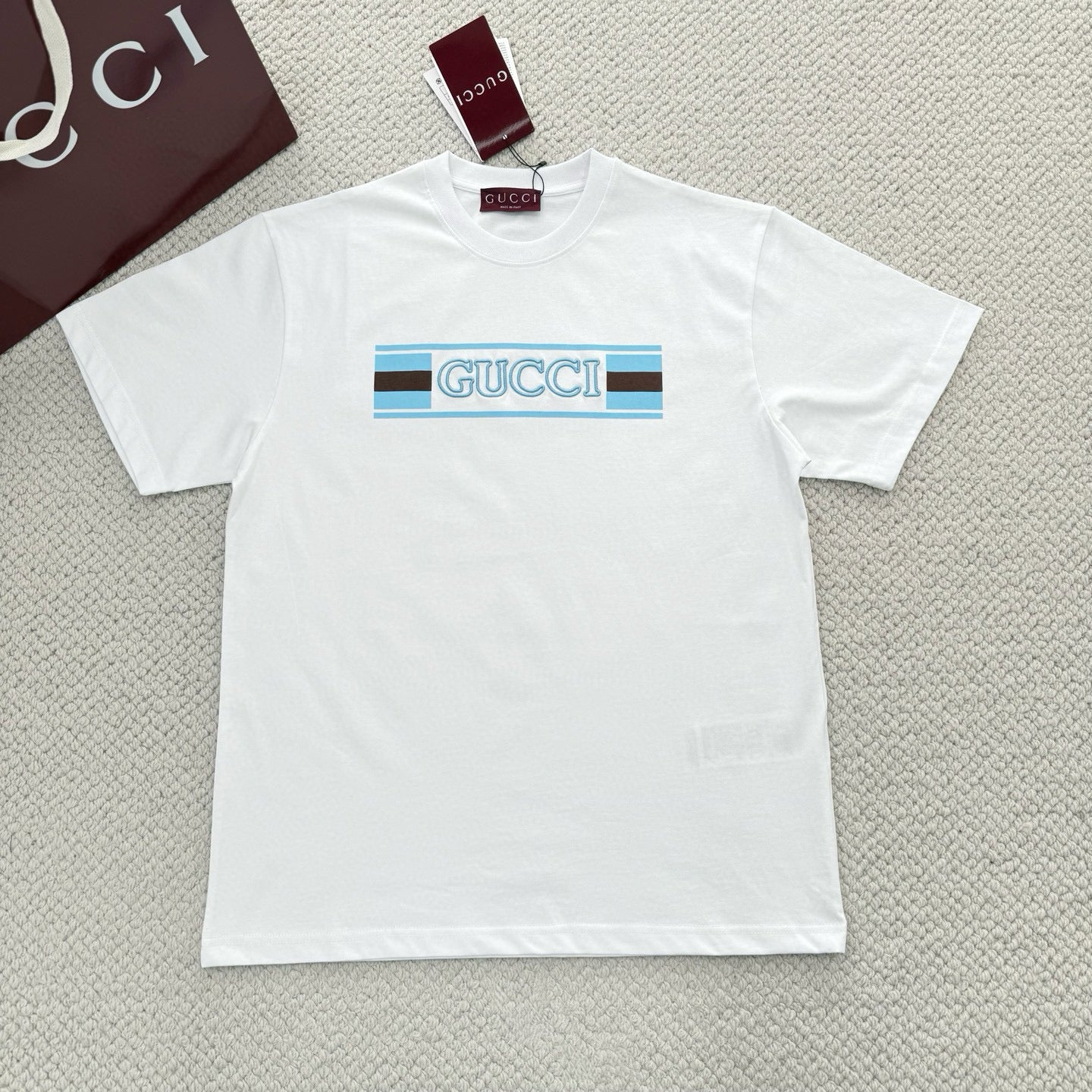Schwarz-weißes T-Shirt