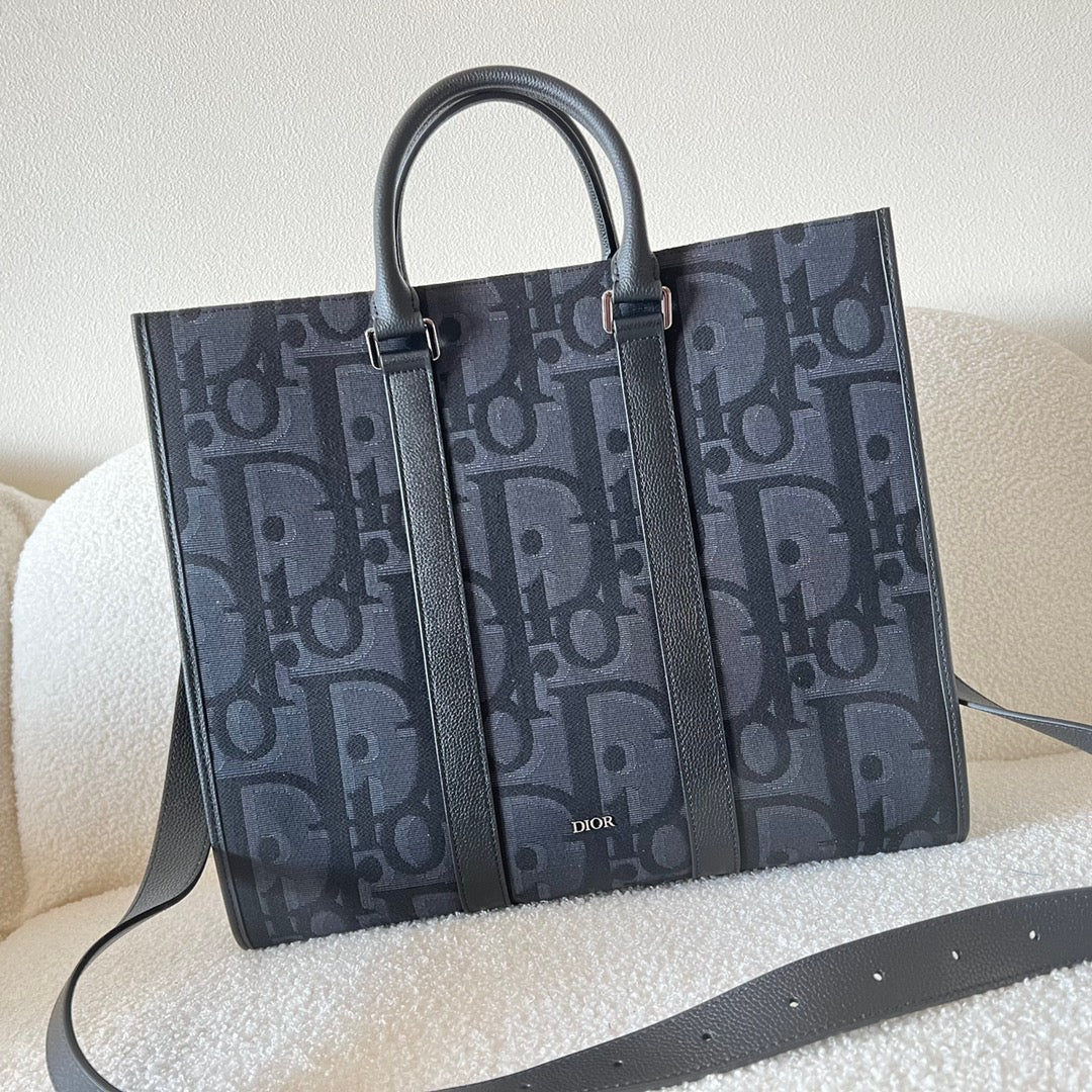 Blaue und schwarzgraue Tasche