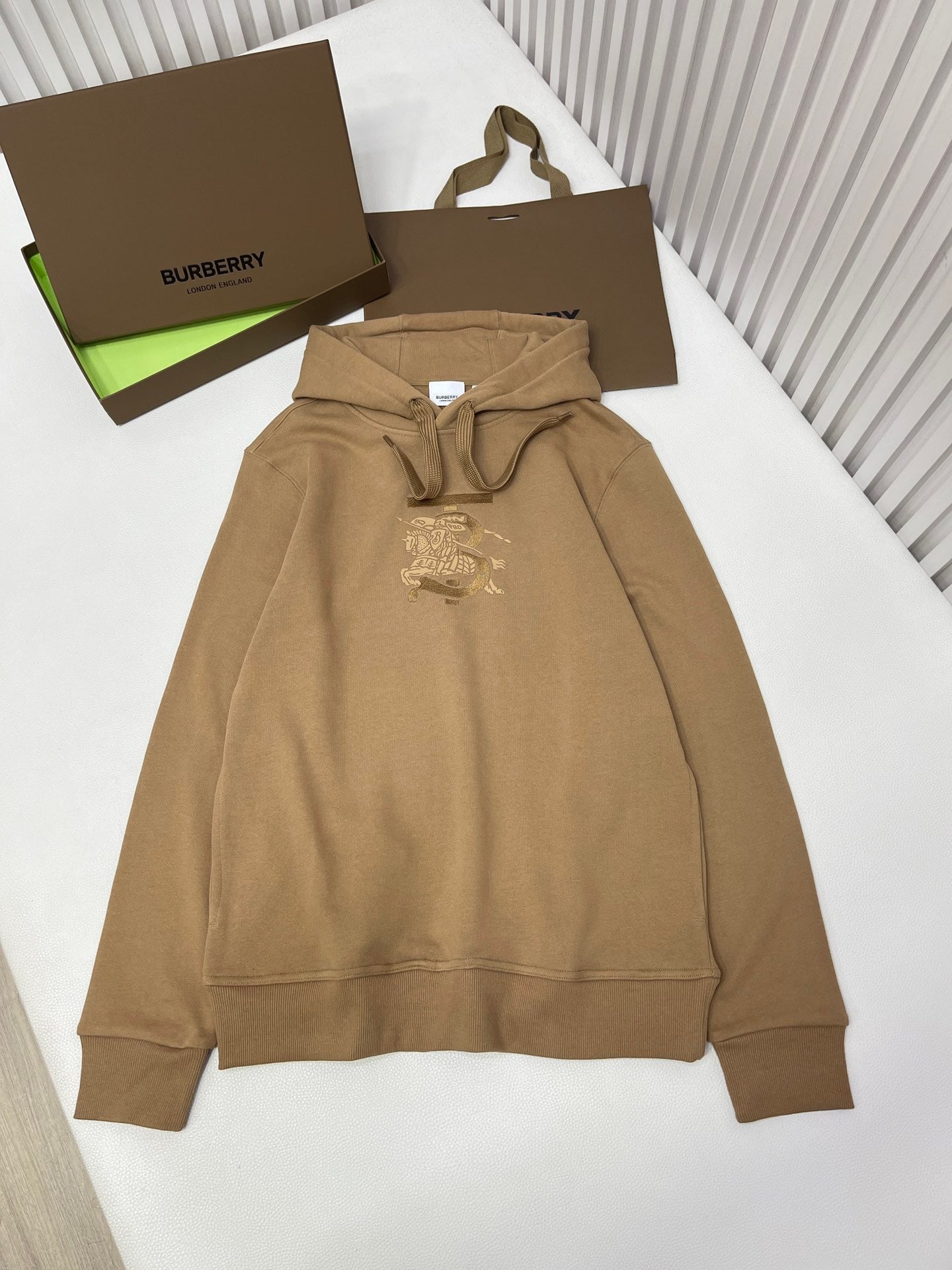 Sudadera con capucha negra y gris