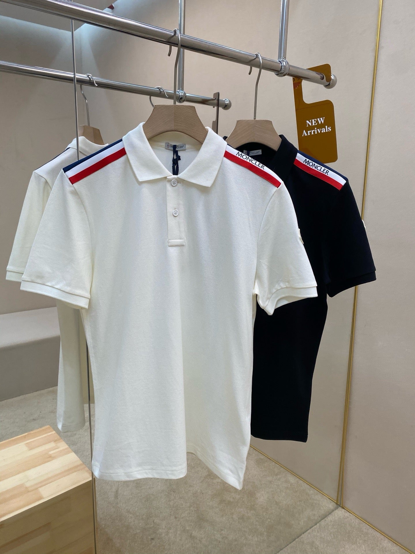 Camiseta blanca y negra