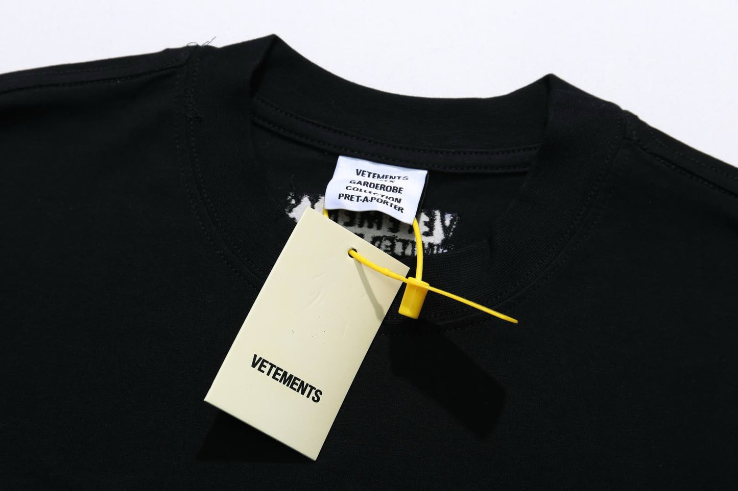 Weißes und schwarzes T-Shirt