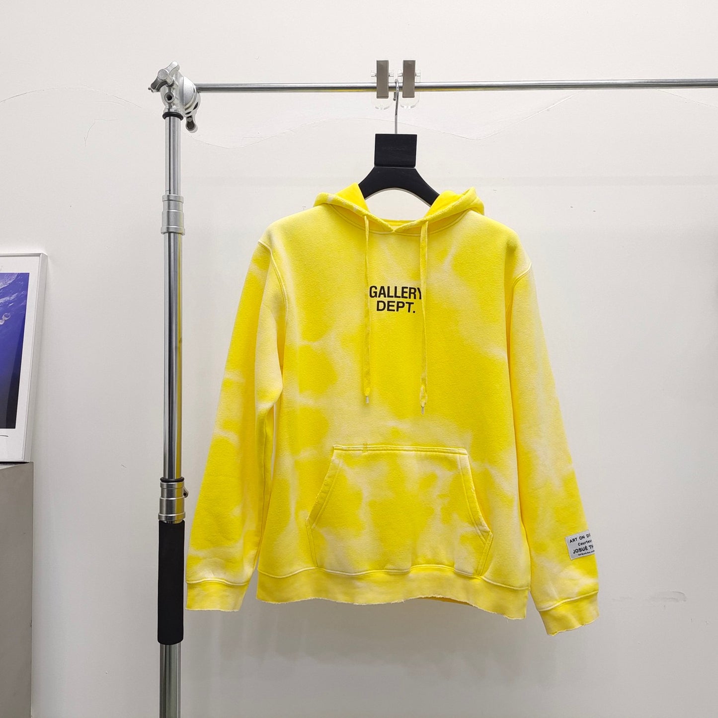 Sudadera con capucha amarilla y rosa