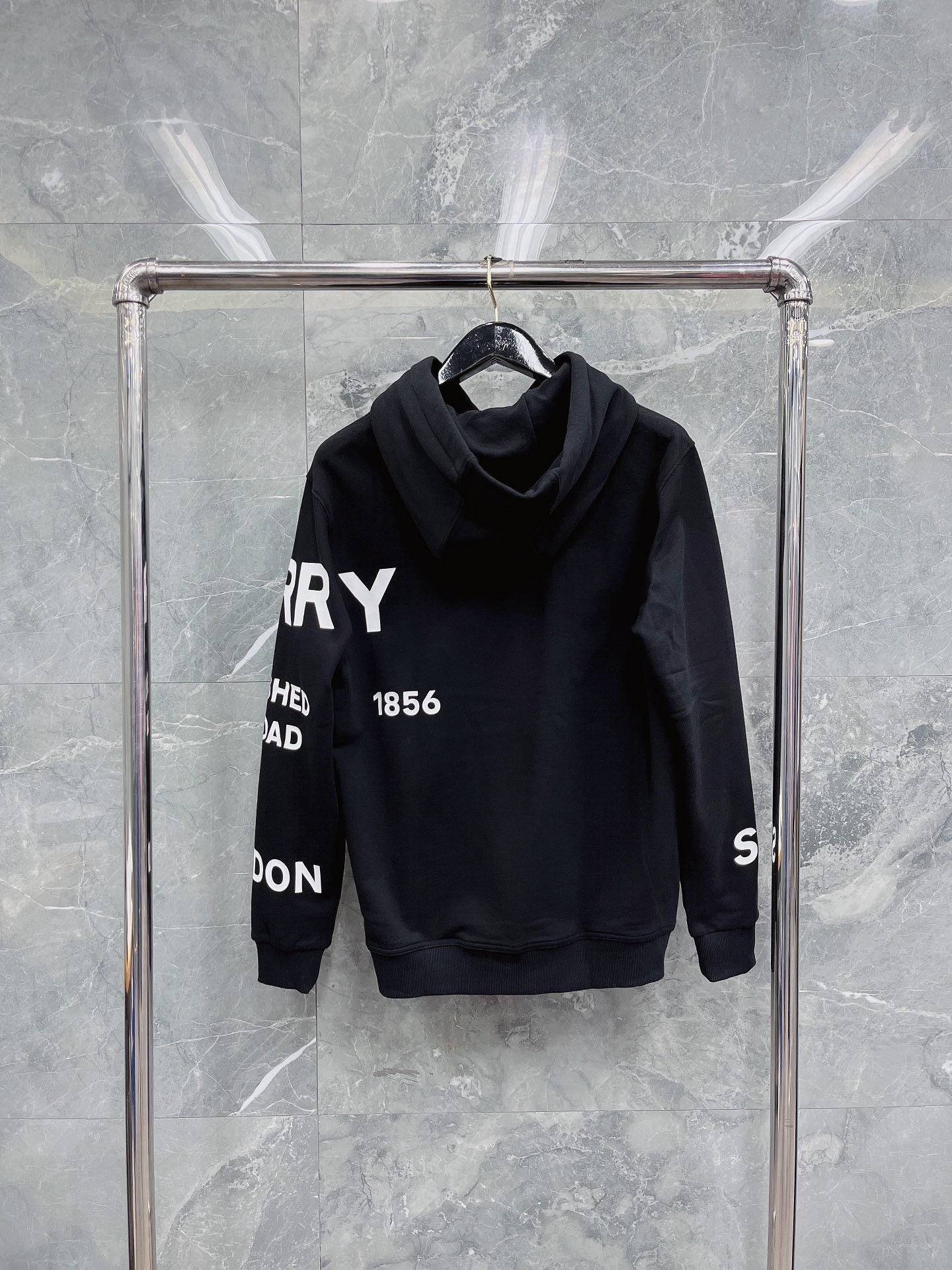 Sudadera con capucha negra, naranja claro y blanca