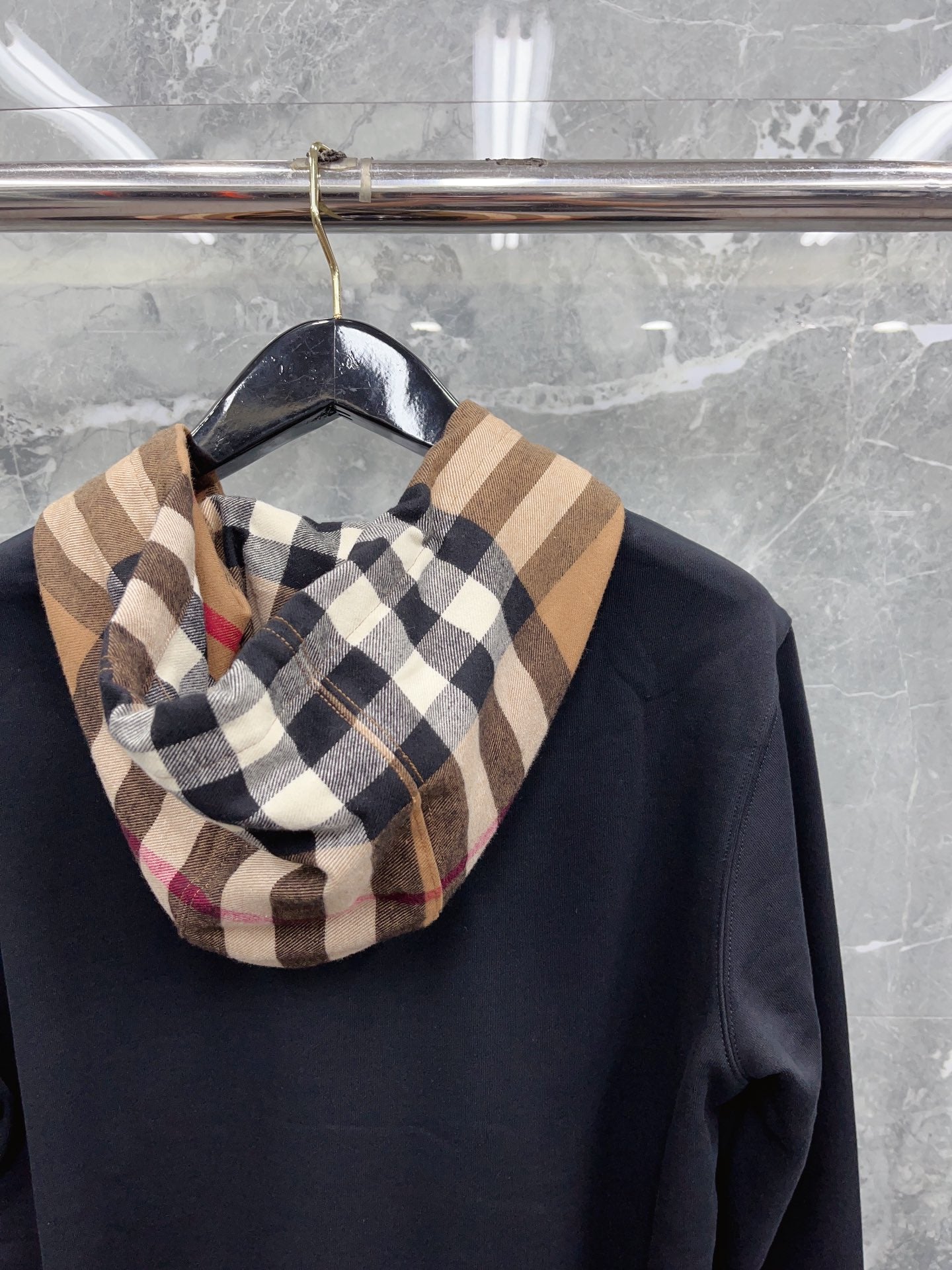 Sudadera con capucha negra, azul oscuro, gris y caqui