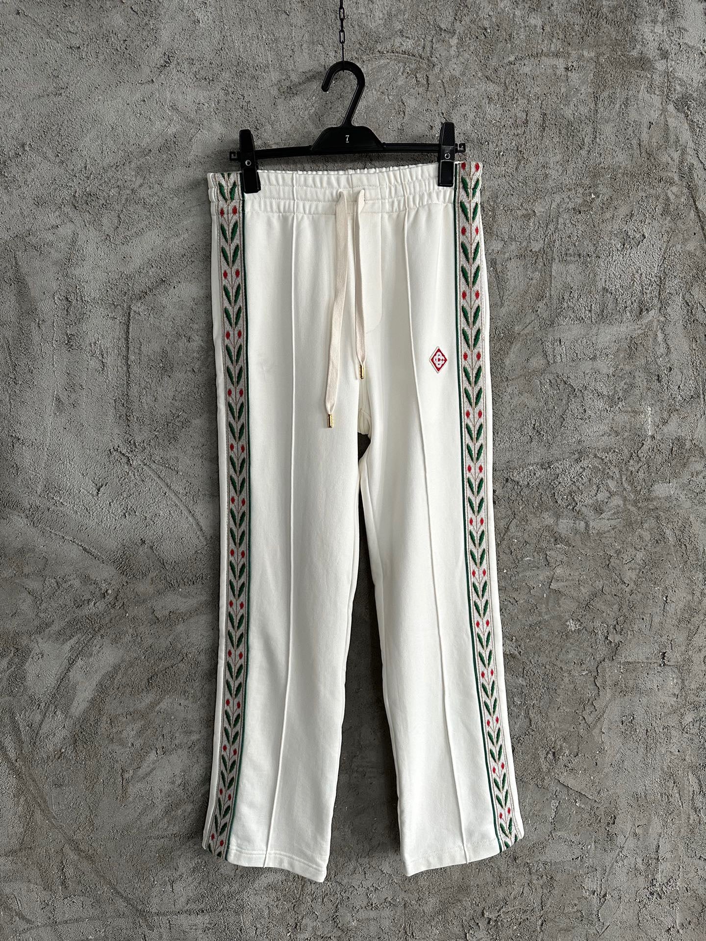 Weiße und schwarze Hose