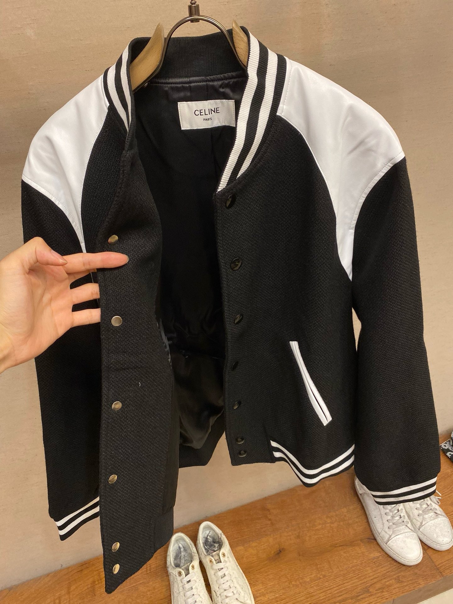 Chaqueta blanca y negra