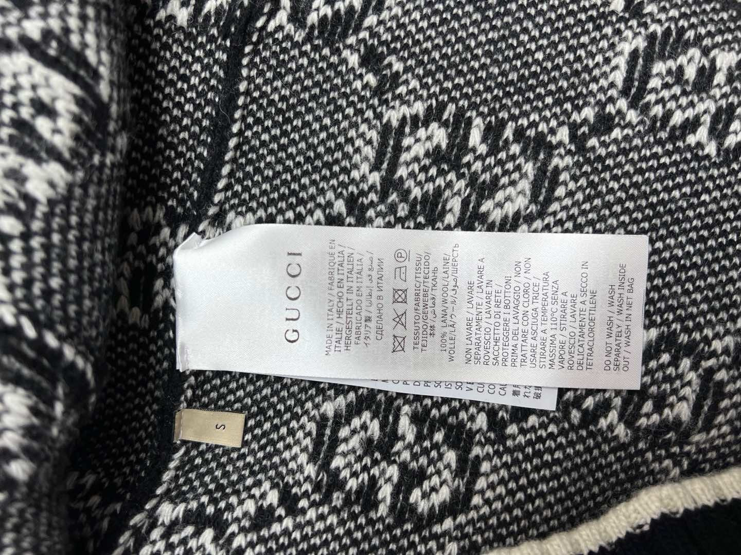 Schwarze und graue Jacke