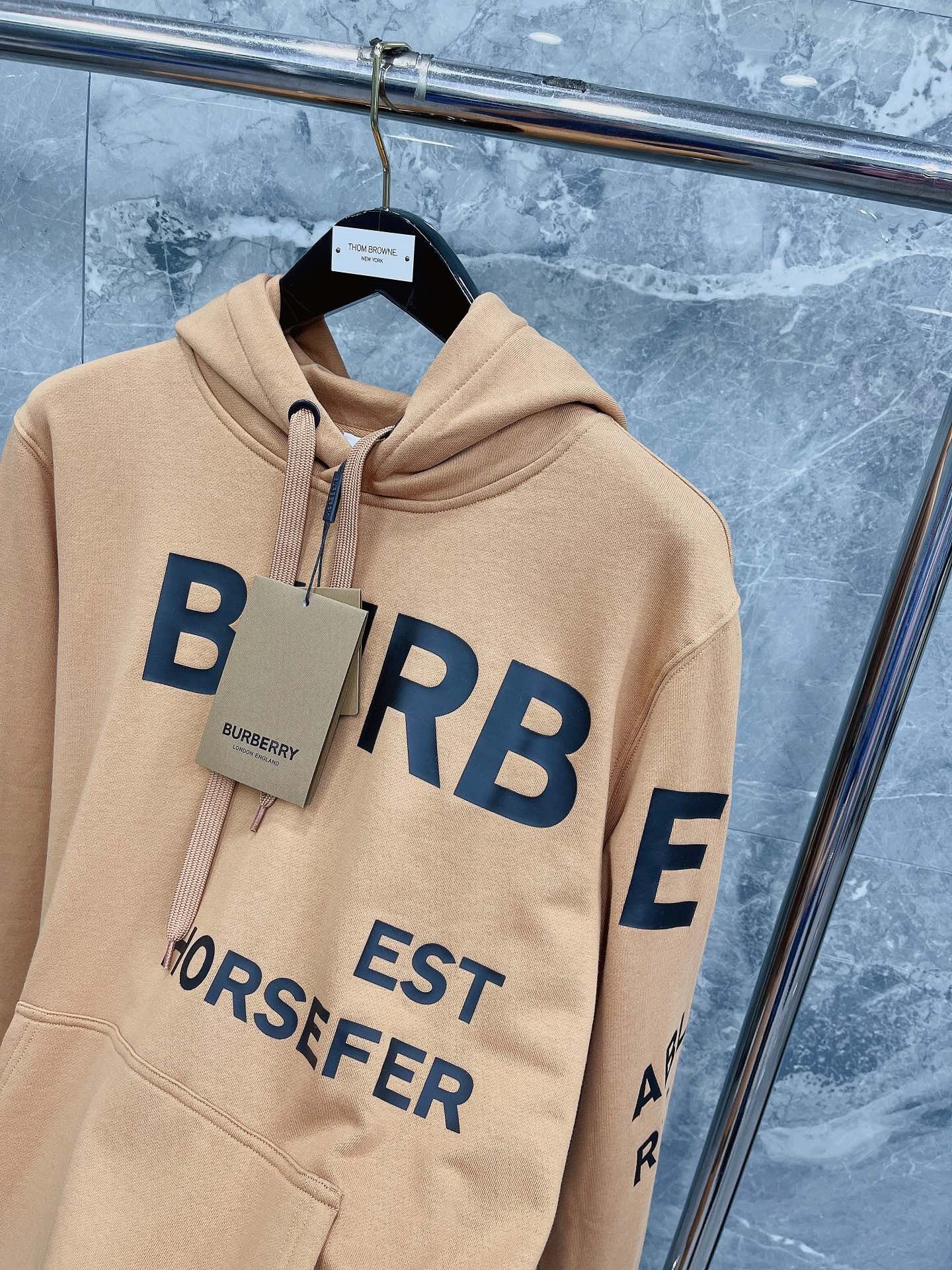 Sudadera con capucha negra, naranja claro y blanca