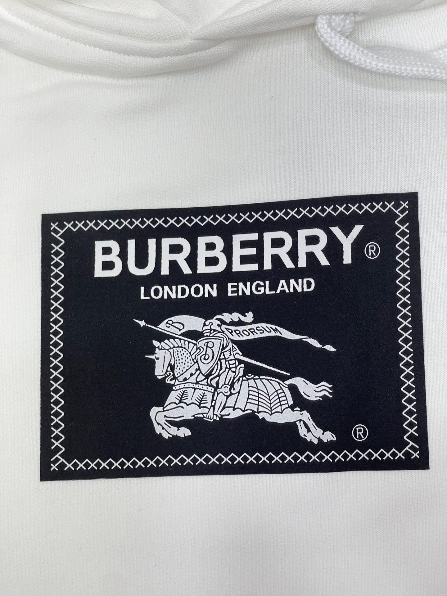 Sudadera con capucha en blanco y negro