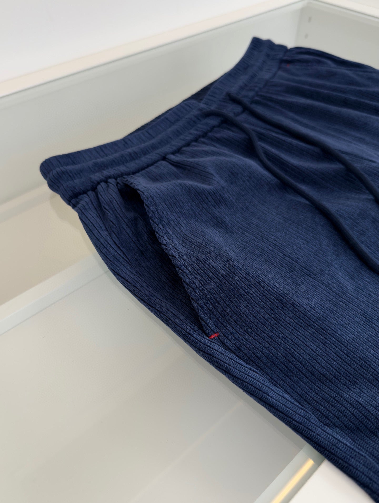 Dunkelblaue und schwarze Hose