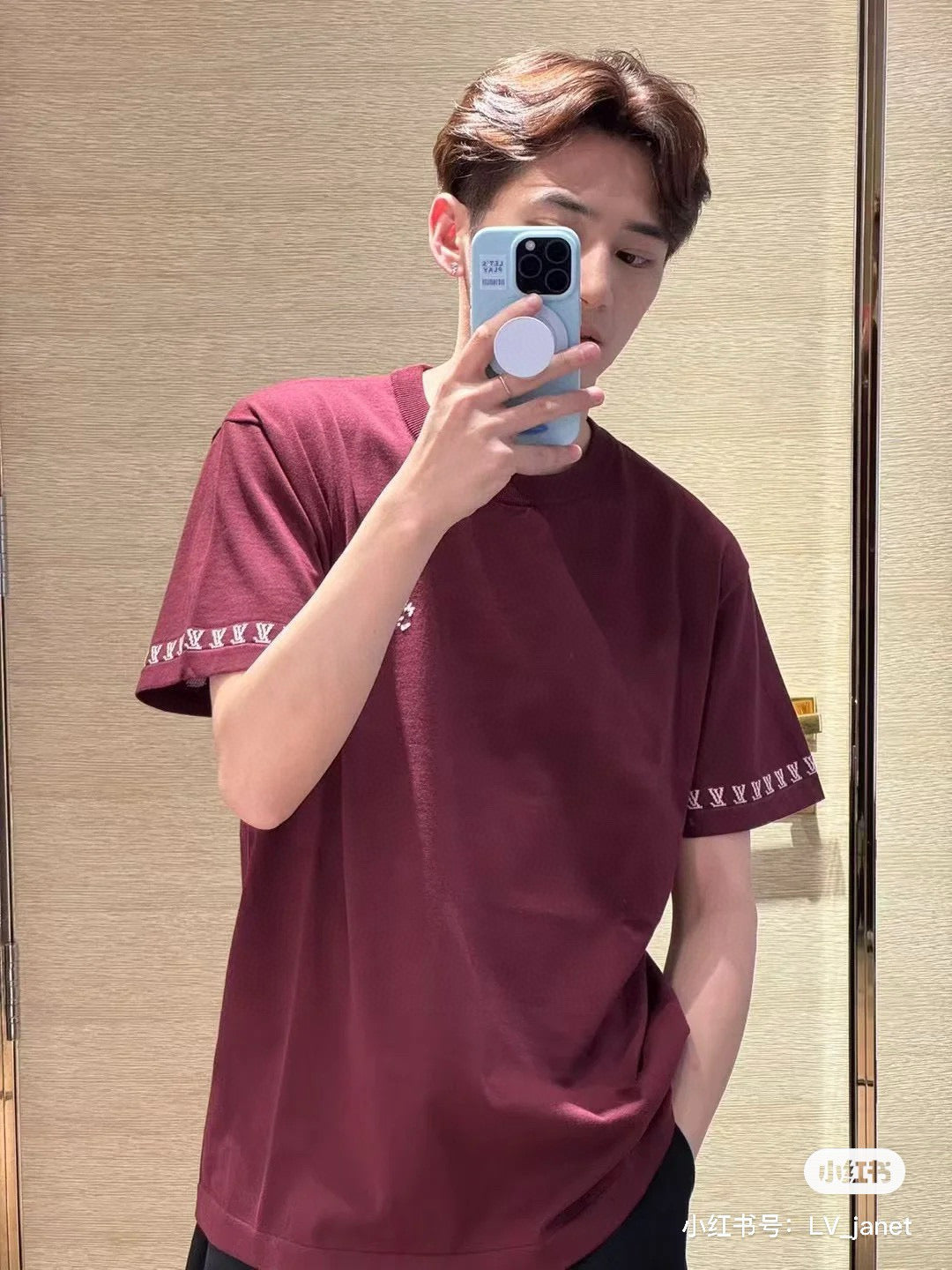 Bordeauxrotes T-Shirt