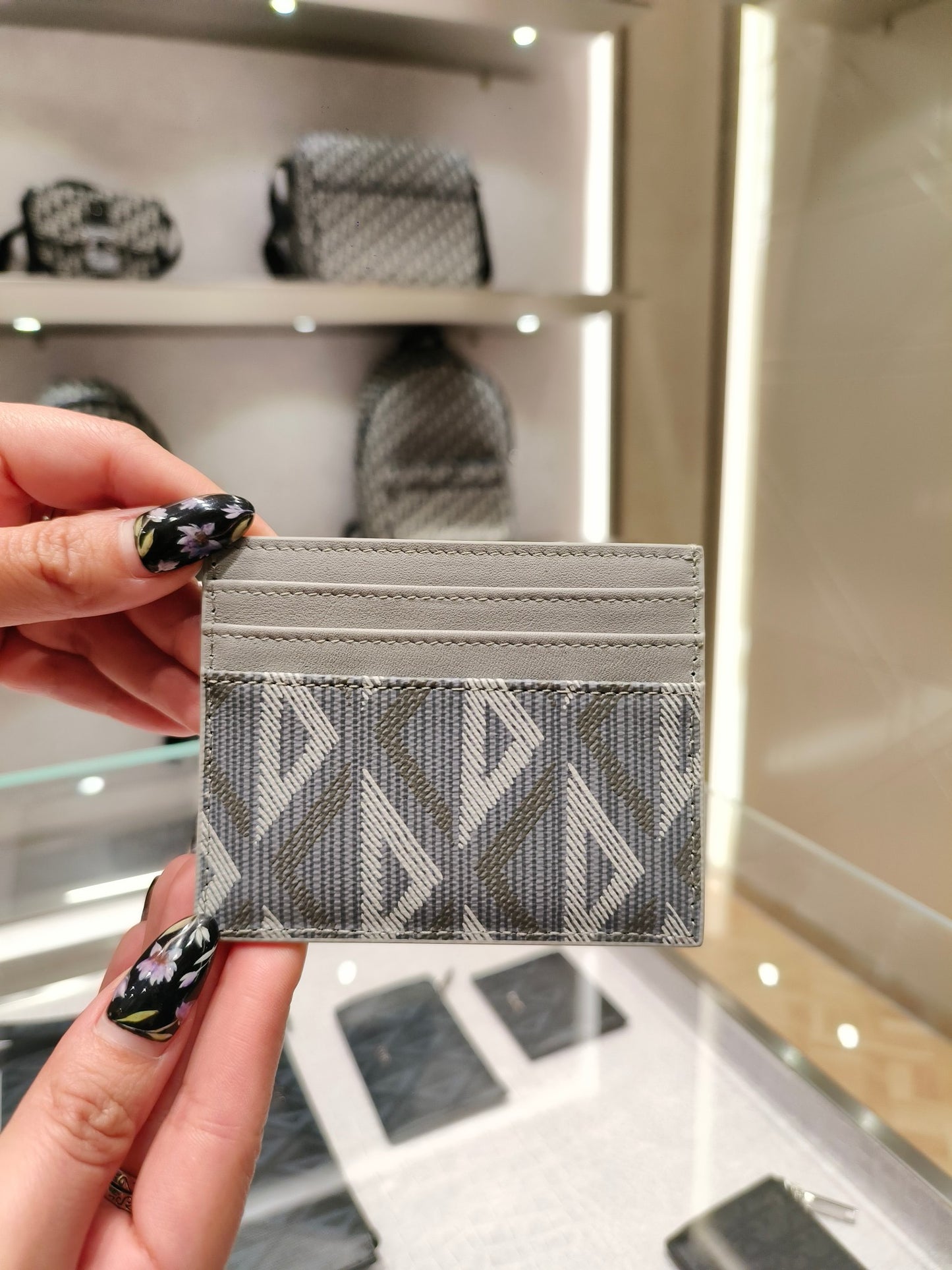 Cartera gris y marrón gris