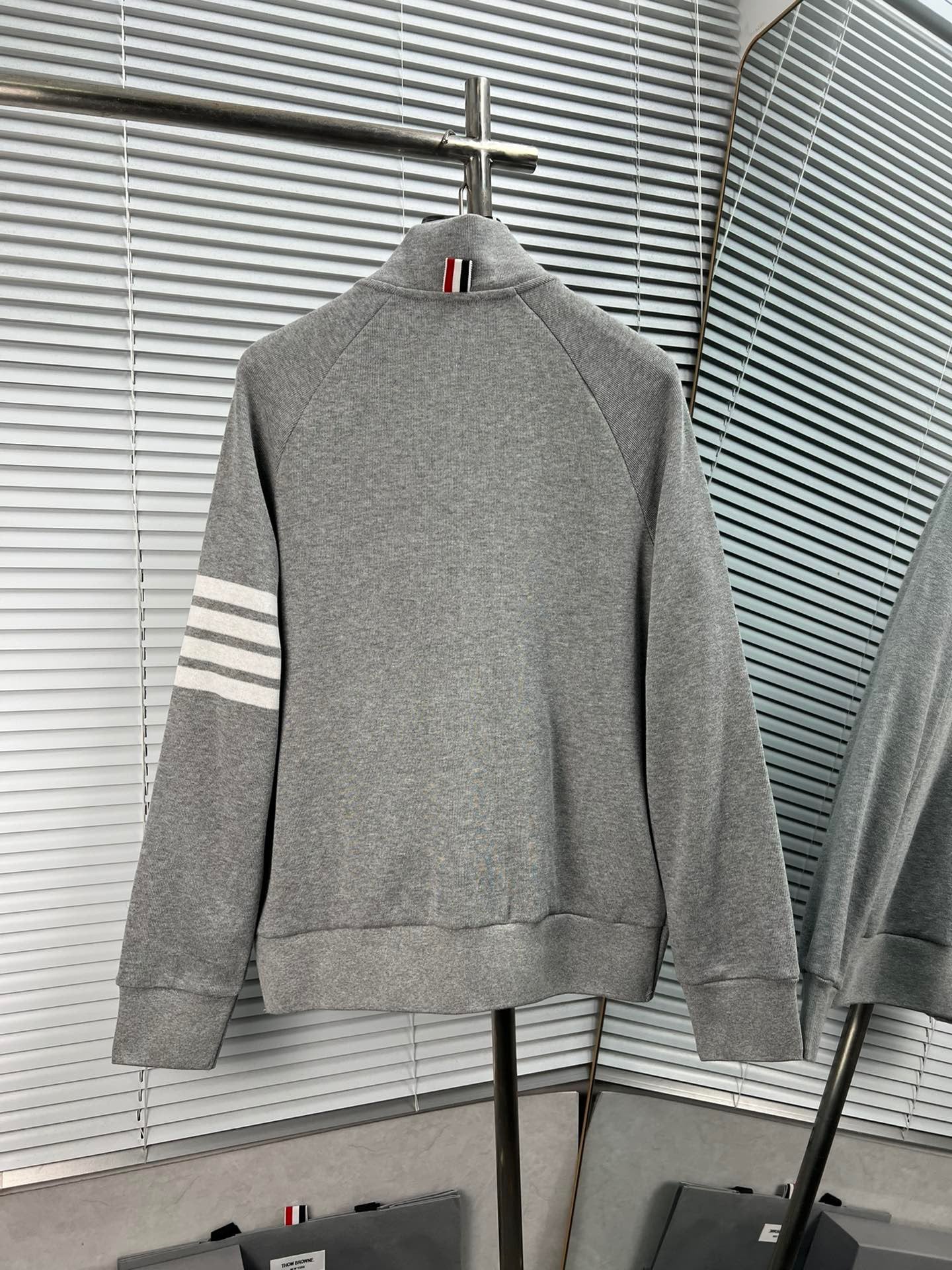Graue und dunkelblaue Jacke