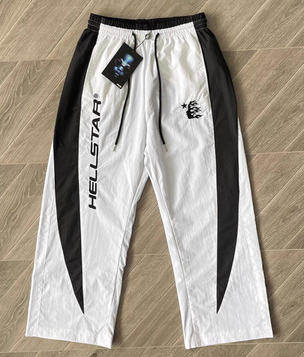 Weiß-schwarzes Trikot mit Hose