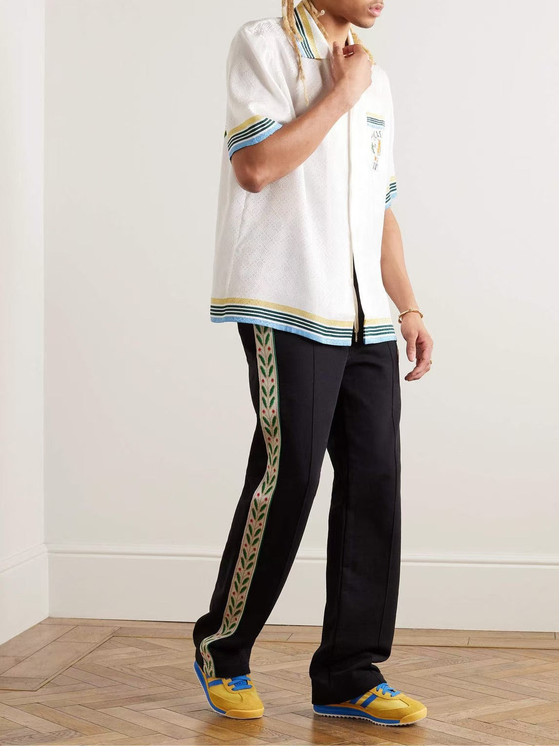 Weiße und schwarze Hose