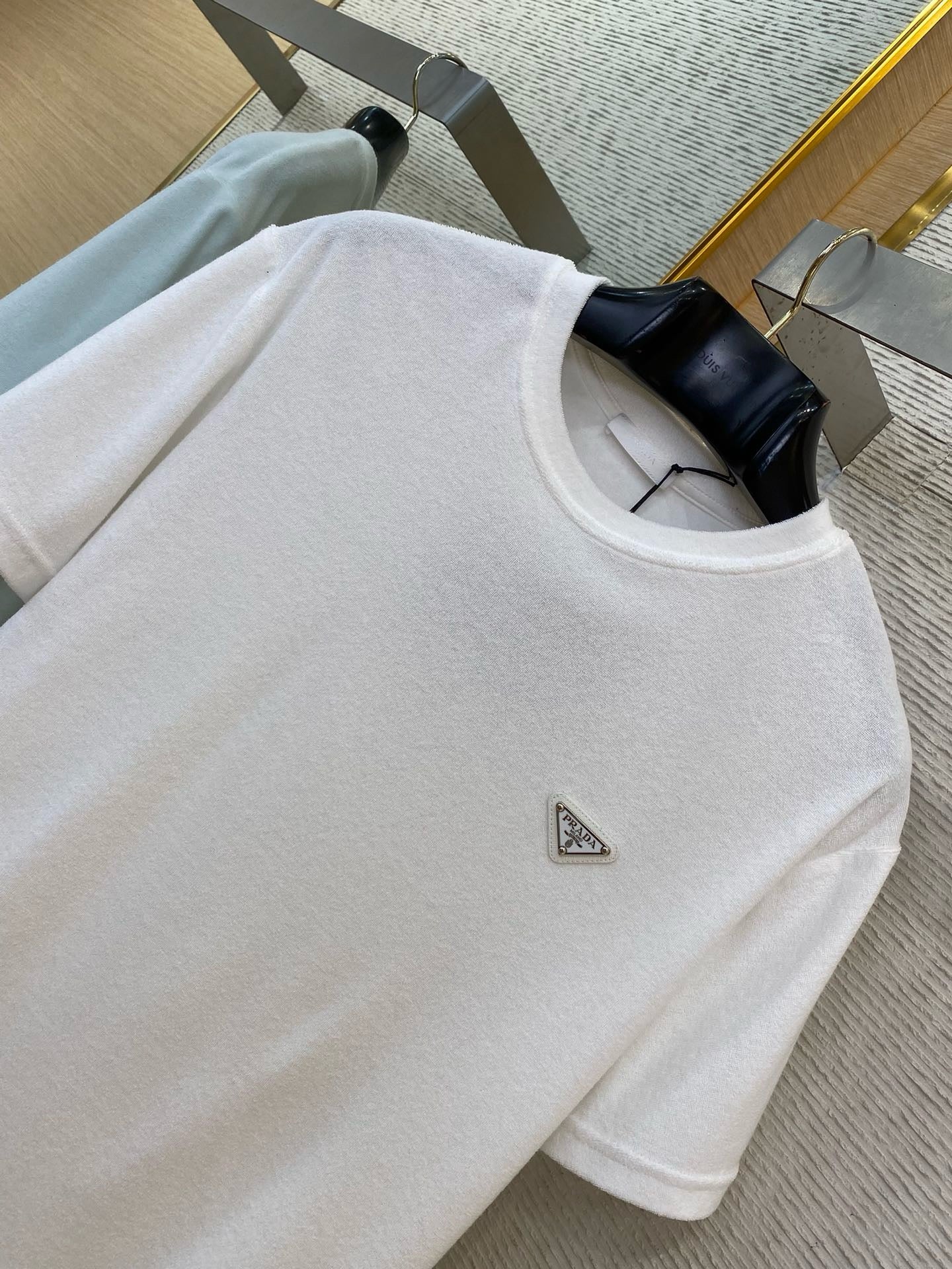 Camiseta blanca y azul