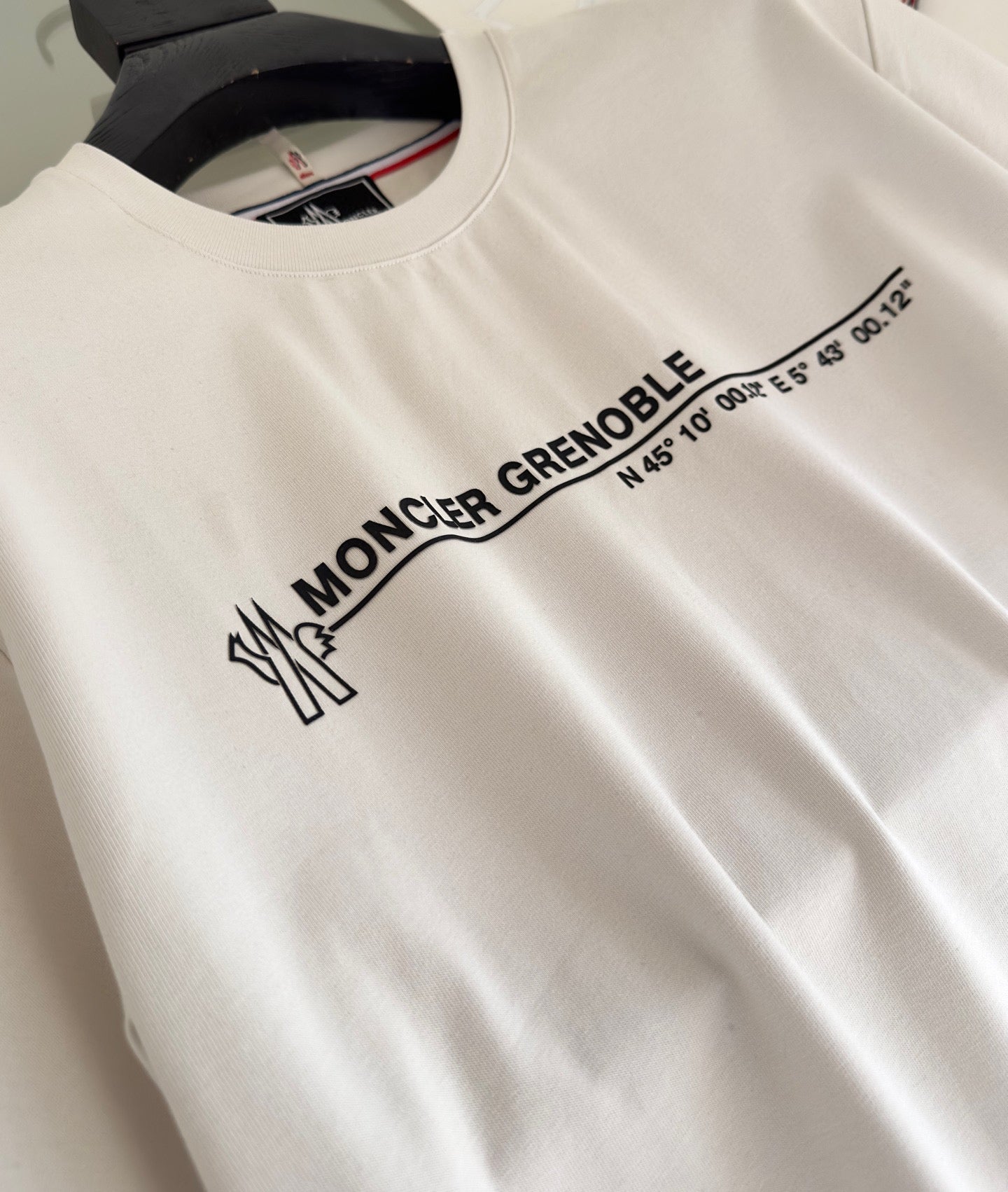 Camiseta negra y blanquecina
