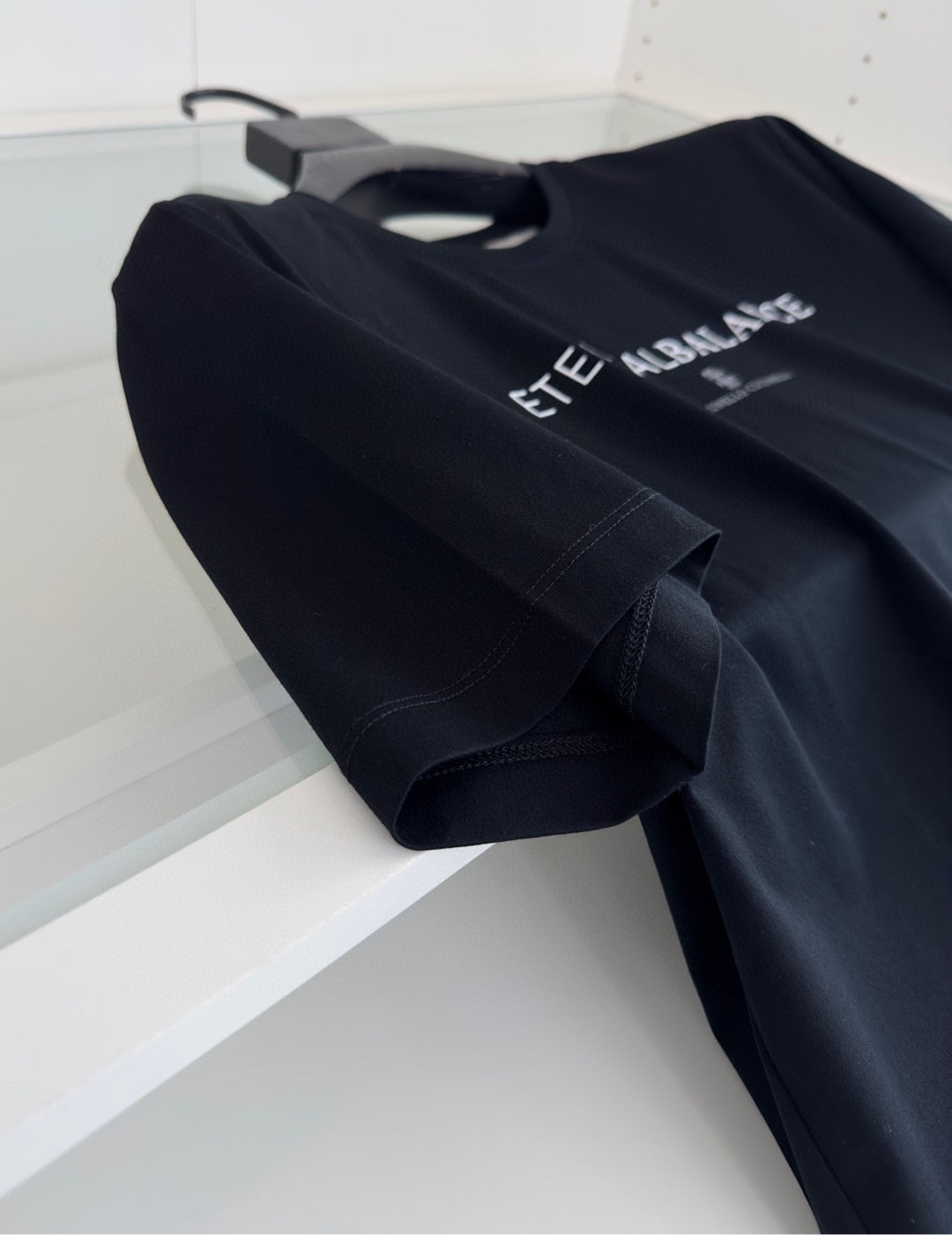 Schwarz-weißes T-Shirt