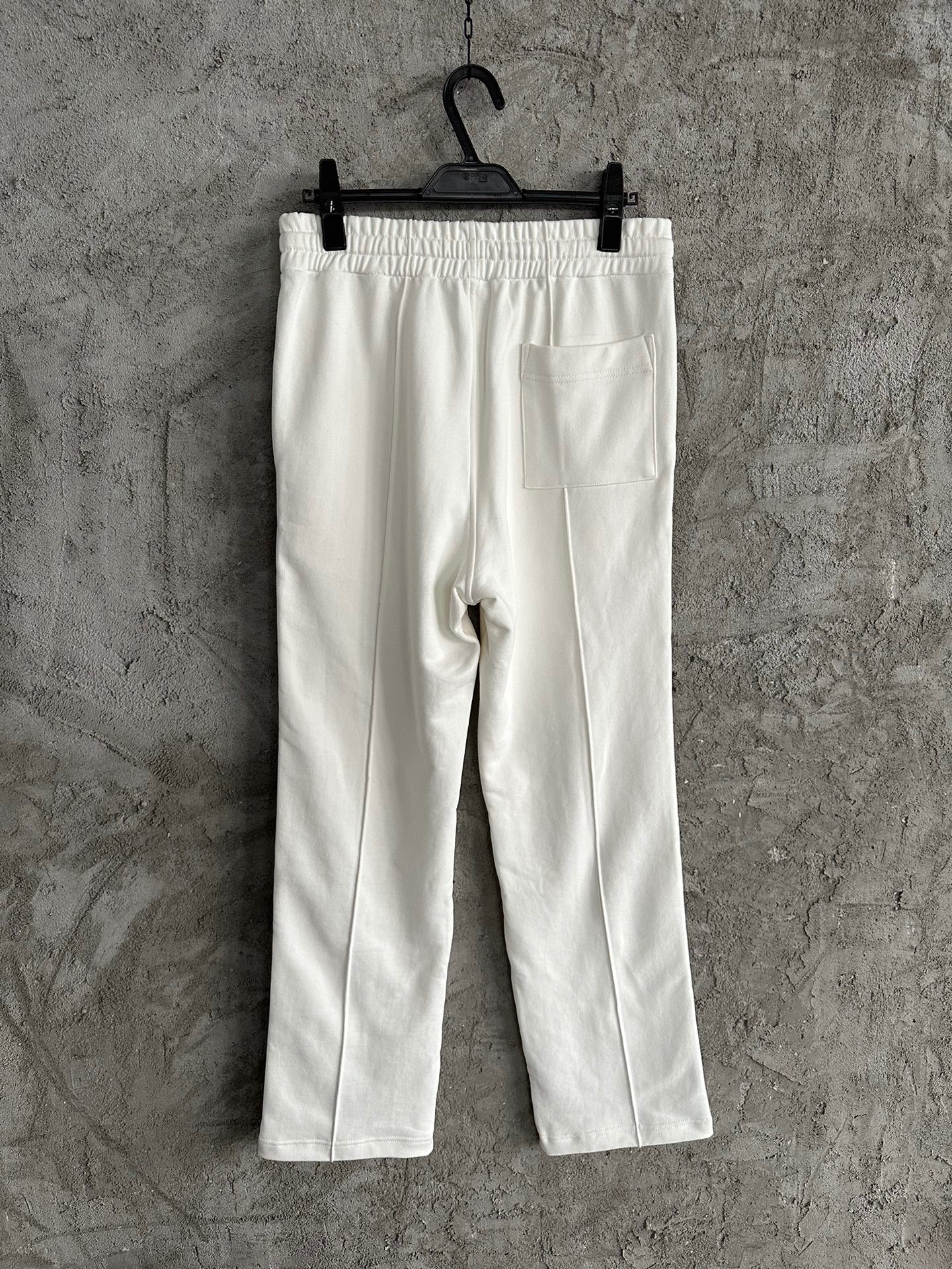Weiße und schwarze Hose