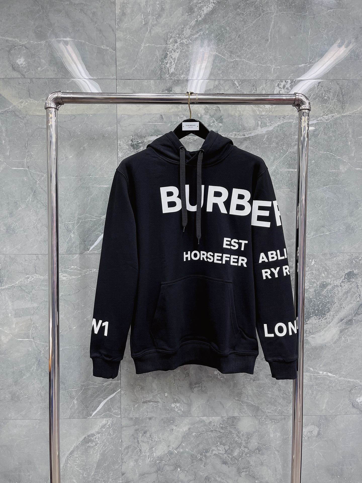Sudadera con capucha negra, naranja claro y blanca