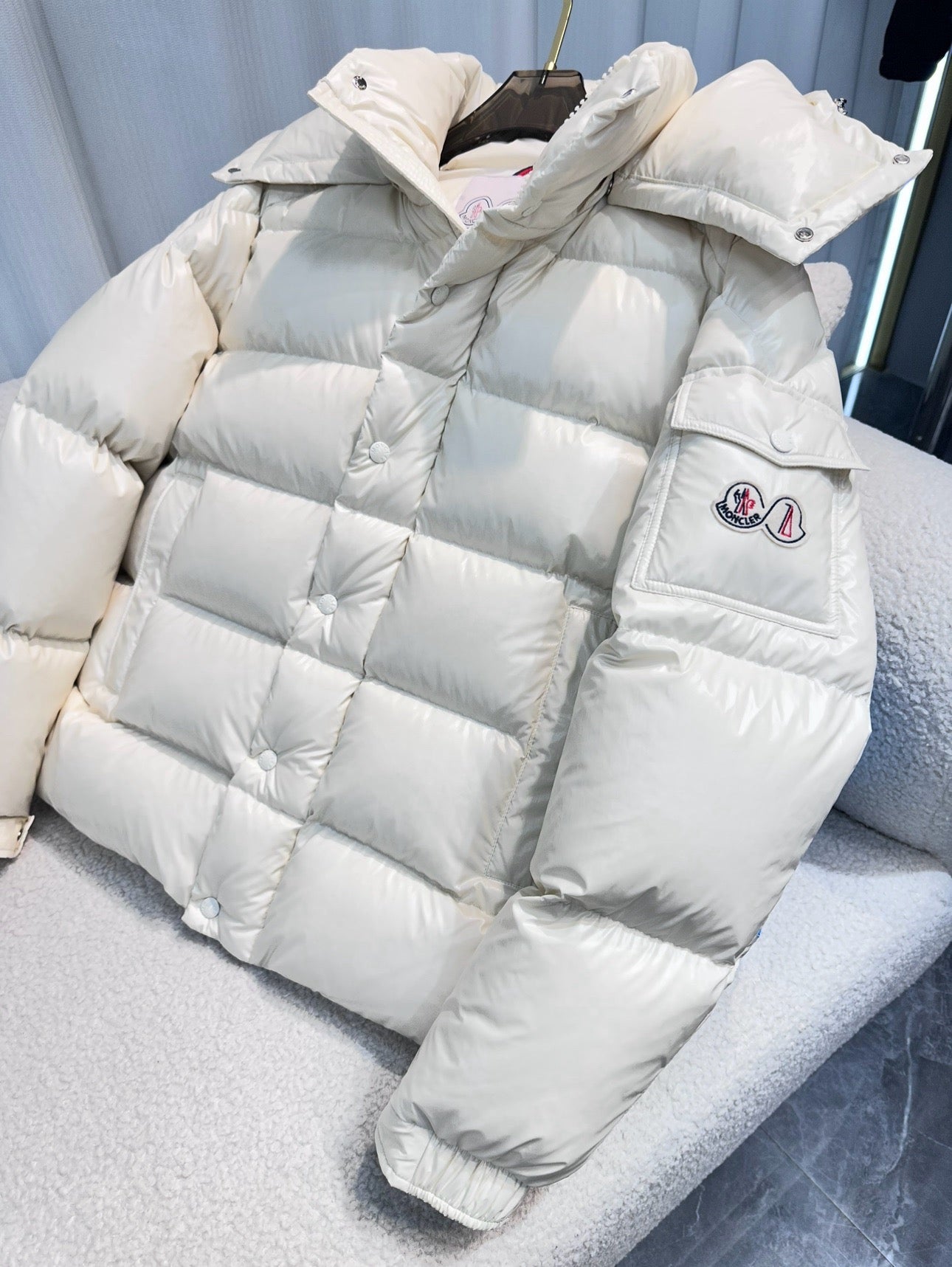 Chaqueta blanca y negra