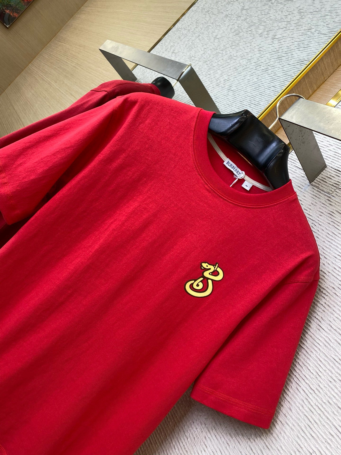rotes und beiges T-Shirt
