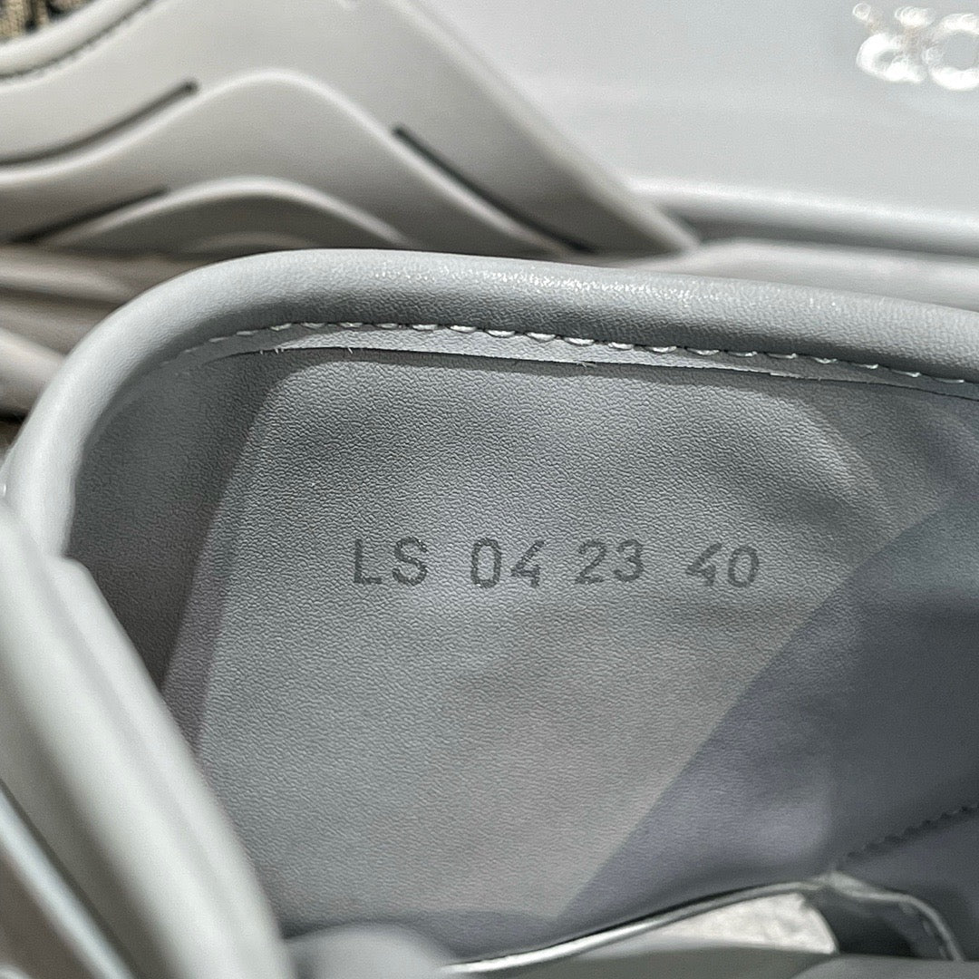 Schwarze und graue Schuhe