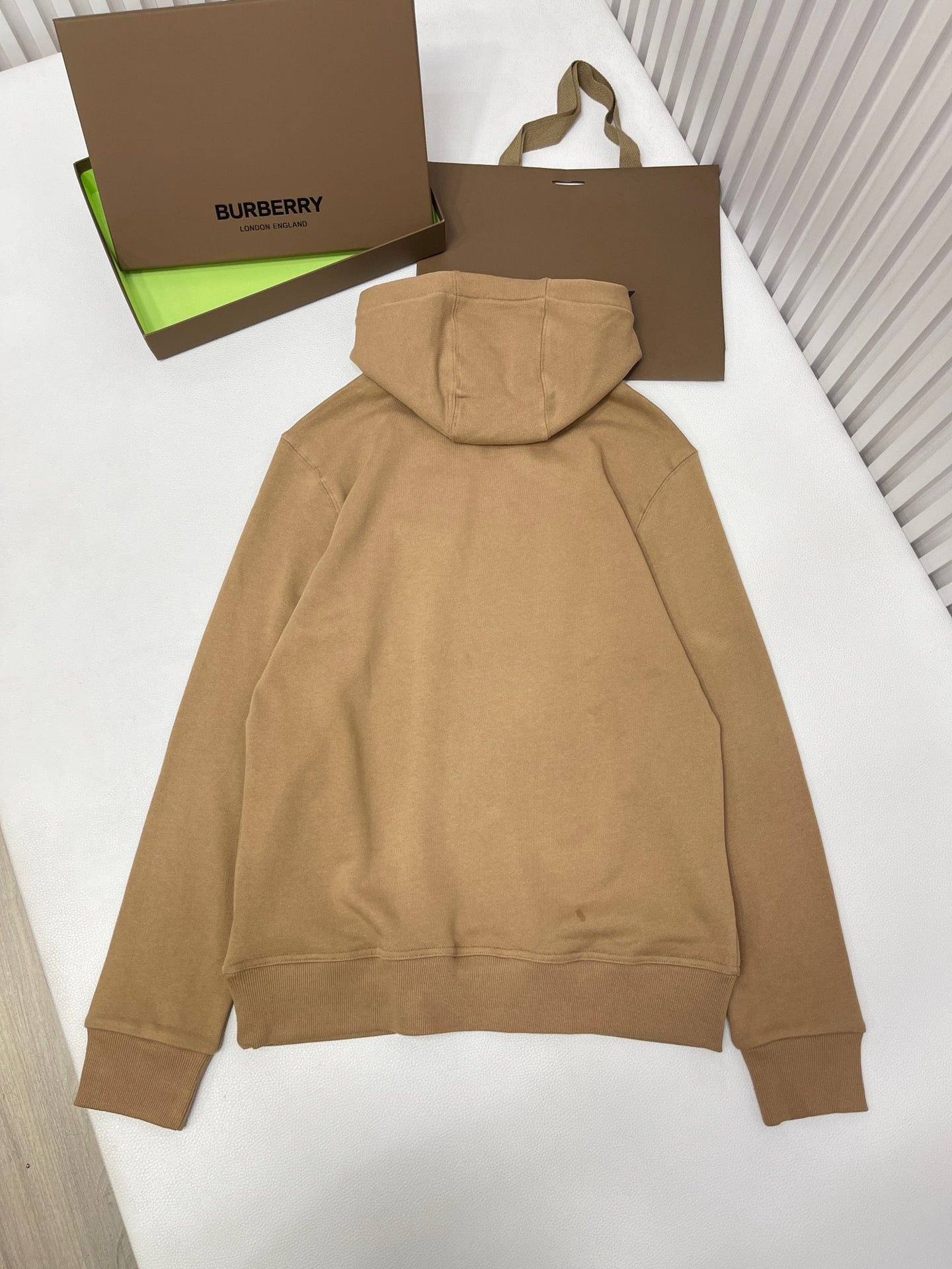 Sudadera con capucha negra y gris