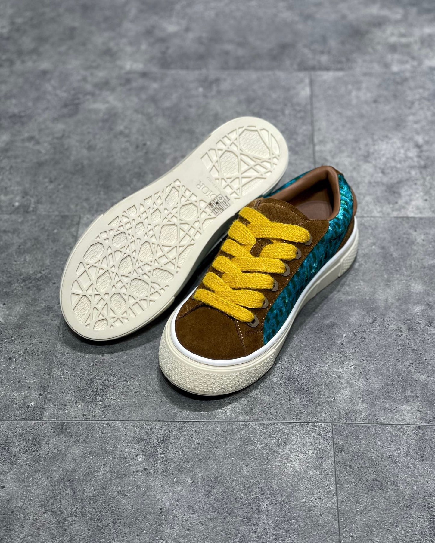 Mehrfarbige Schuhe