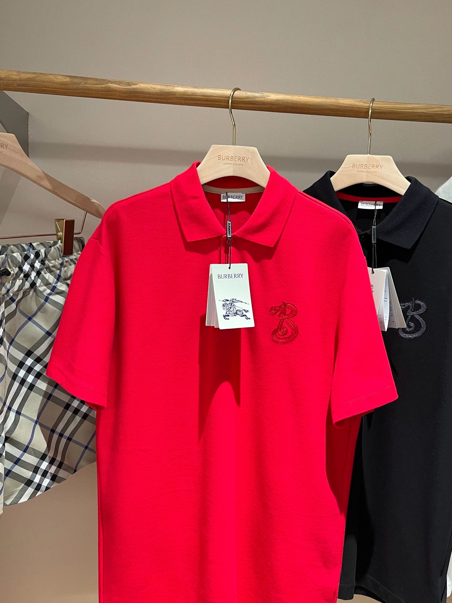 Rotes und schwarzes T-Shirt
