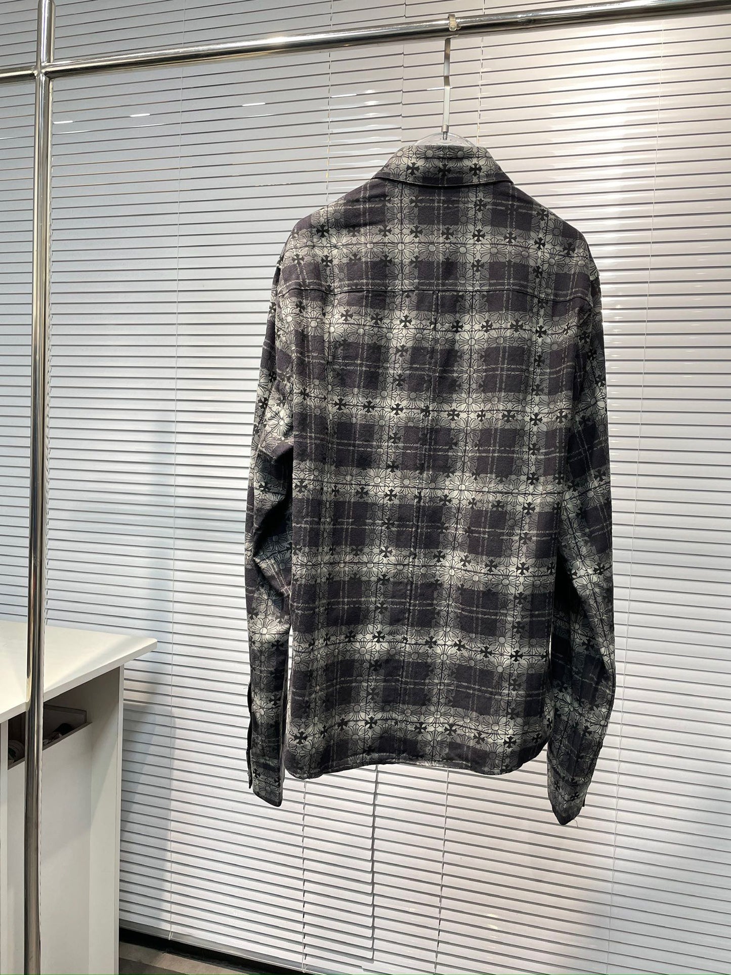 Camisa azul y negra