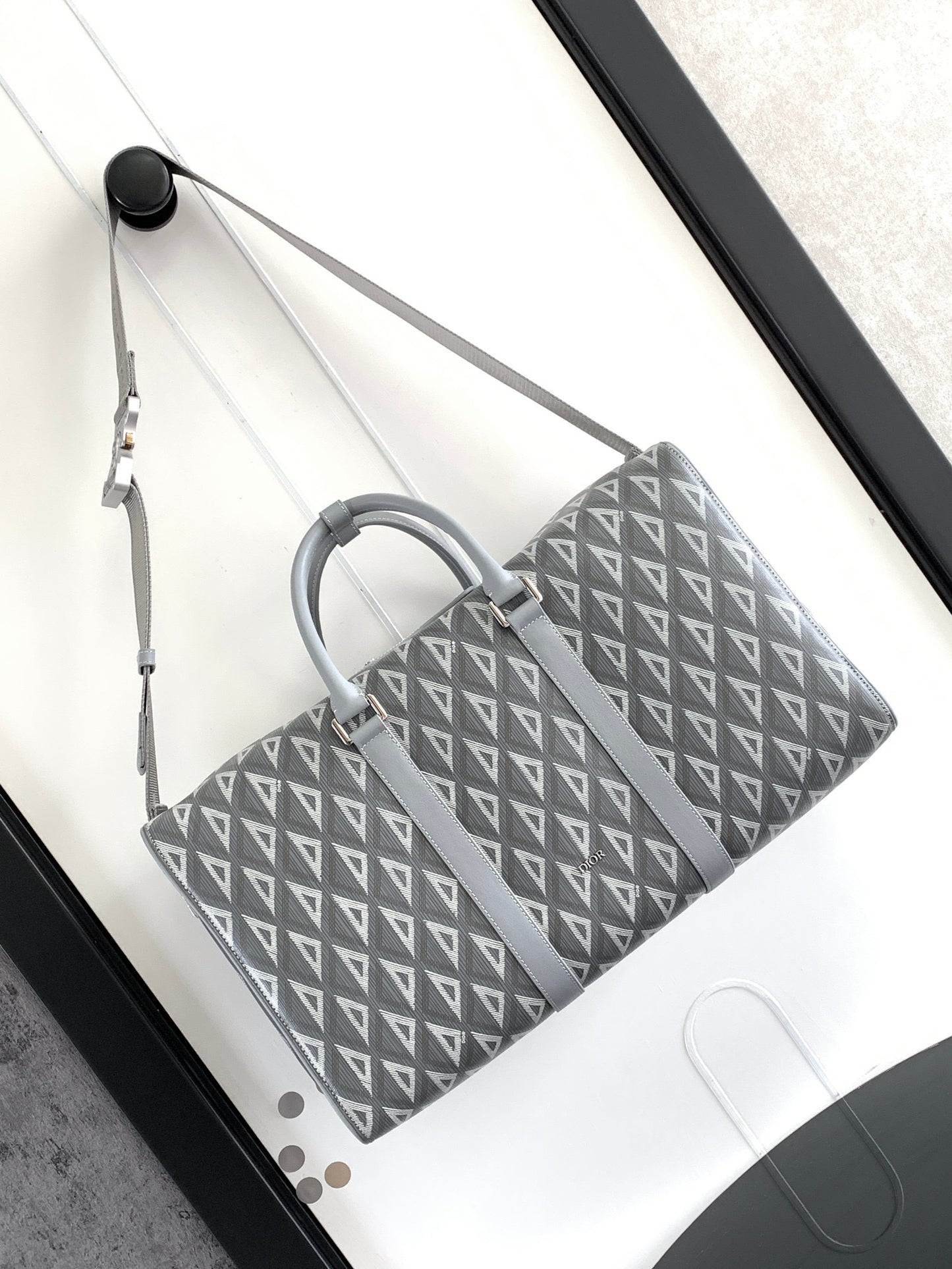 Bolso gris y negro