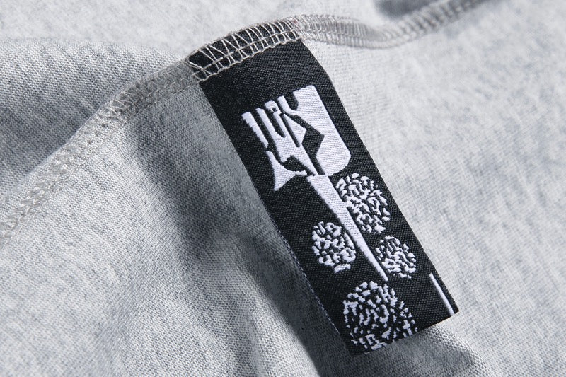Camiseta gris y azul