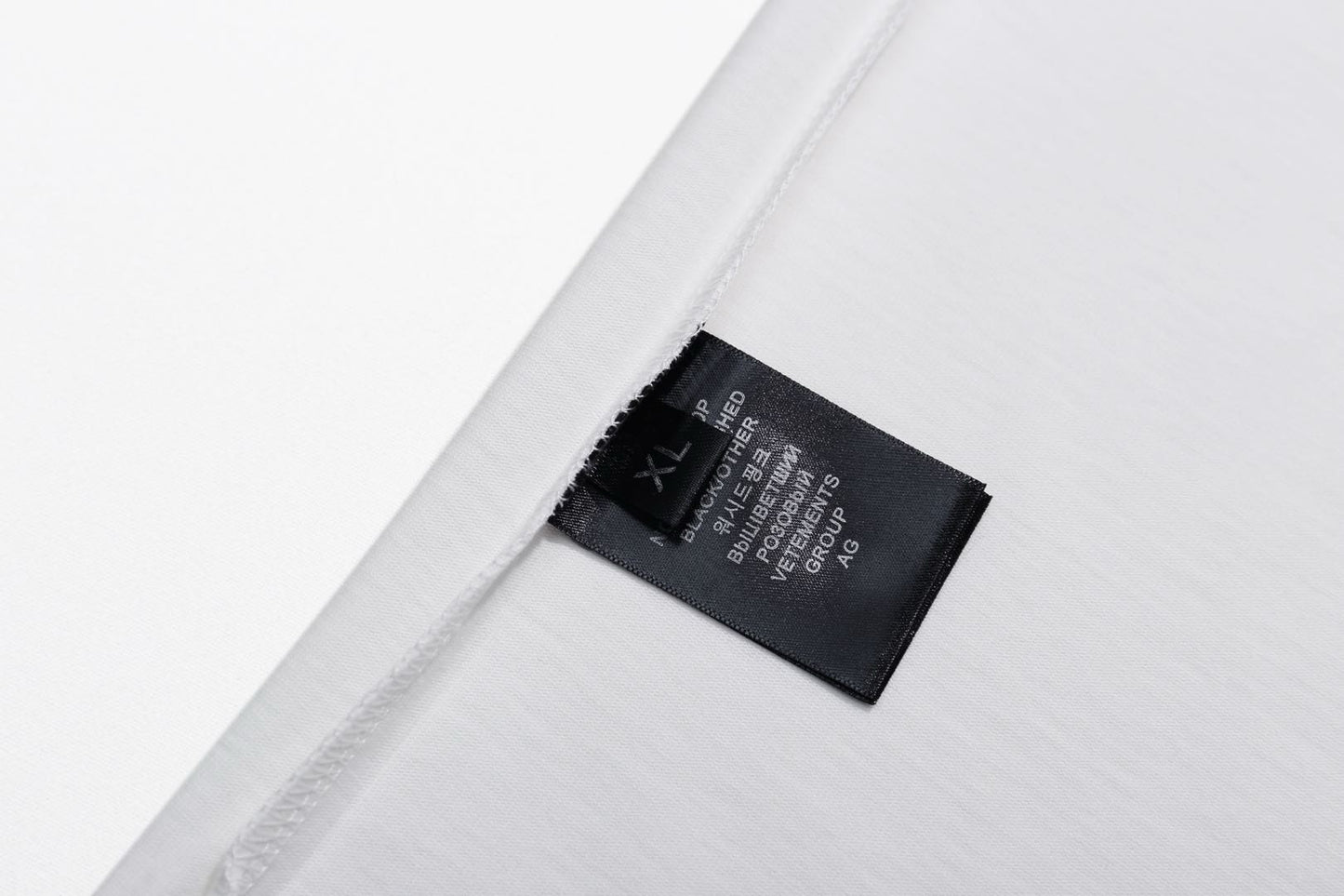 Weißes und schwarzes T-Shirt