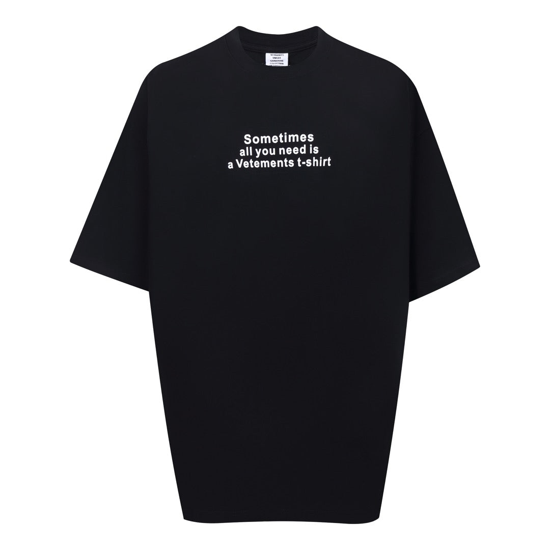 Weißes und schwarzes T-Shirt