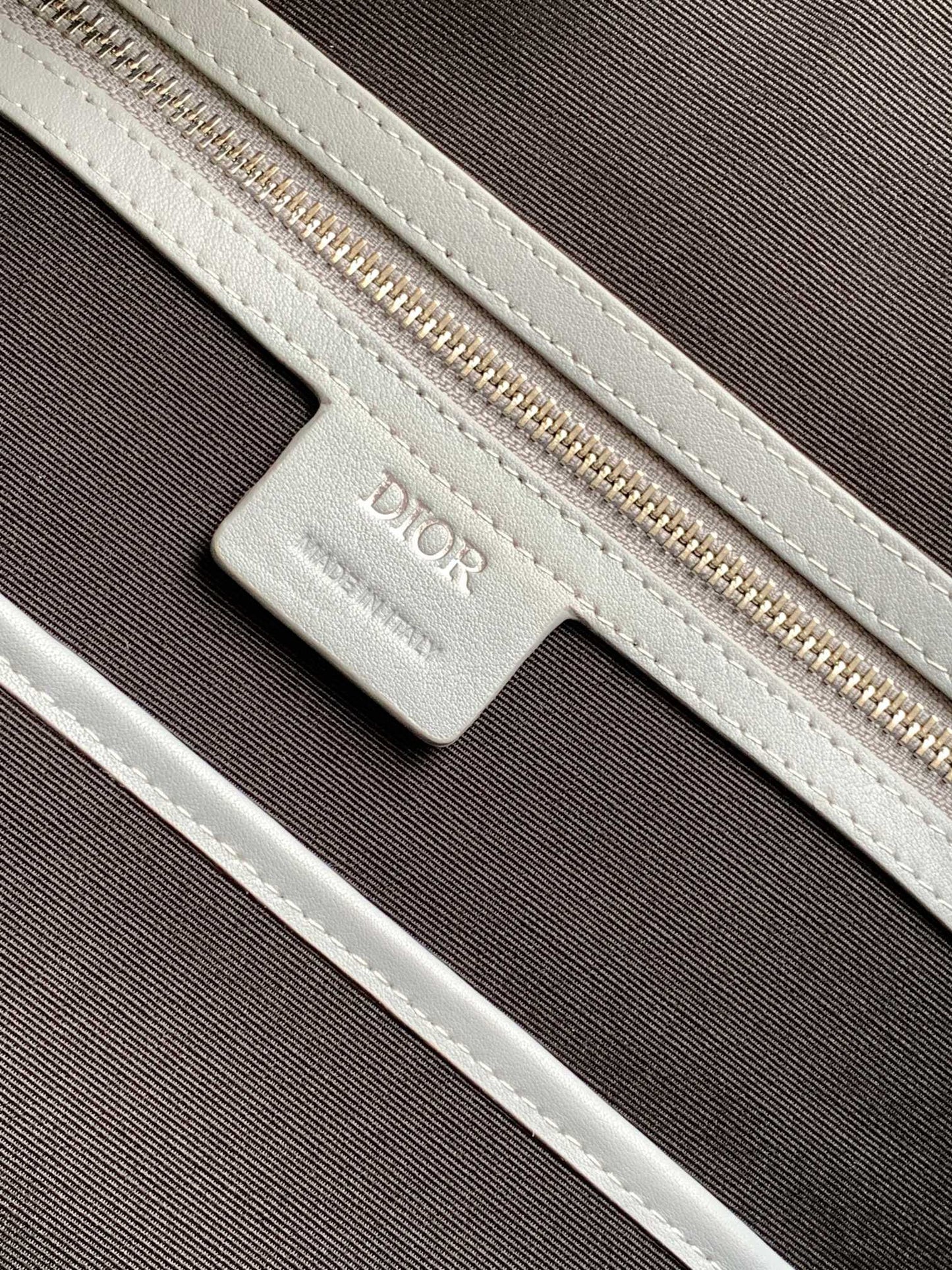 Bolso gris y negro