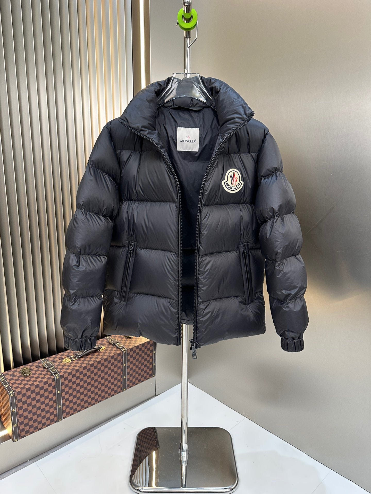 Chaqueta azul y negra