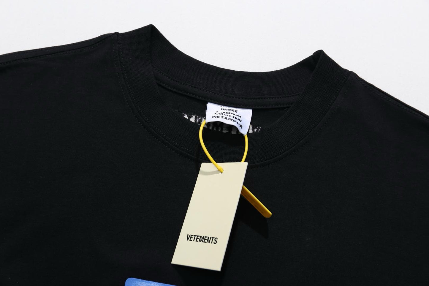 Weißes und schwarzes T-Shirt