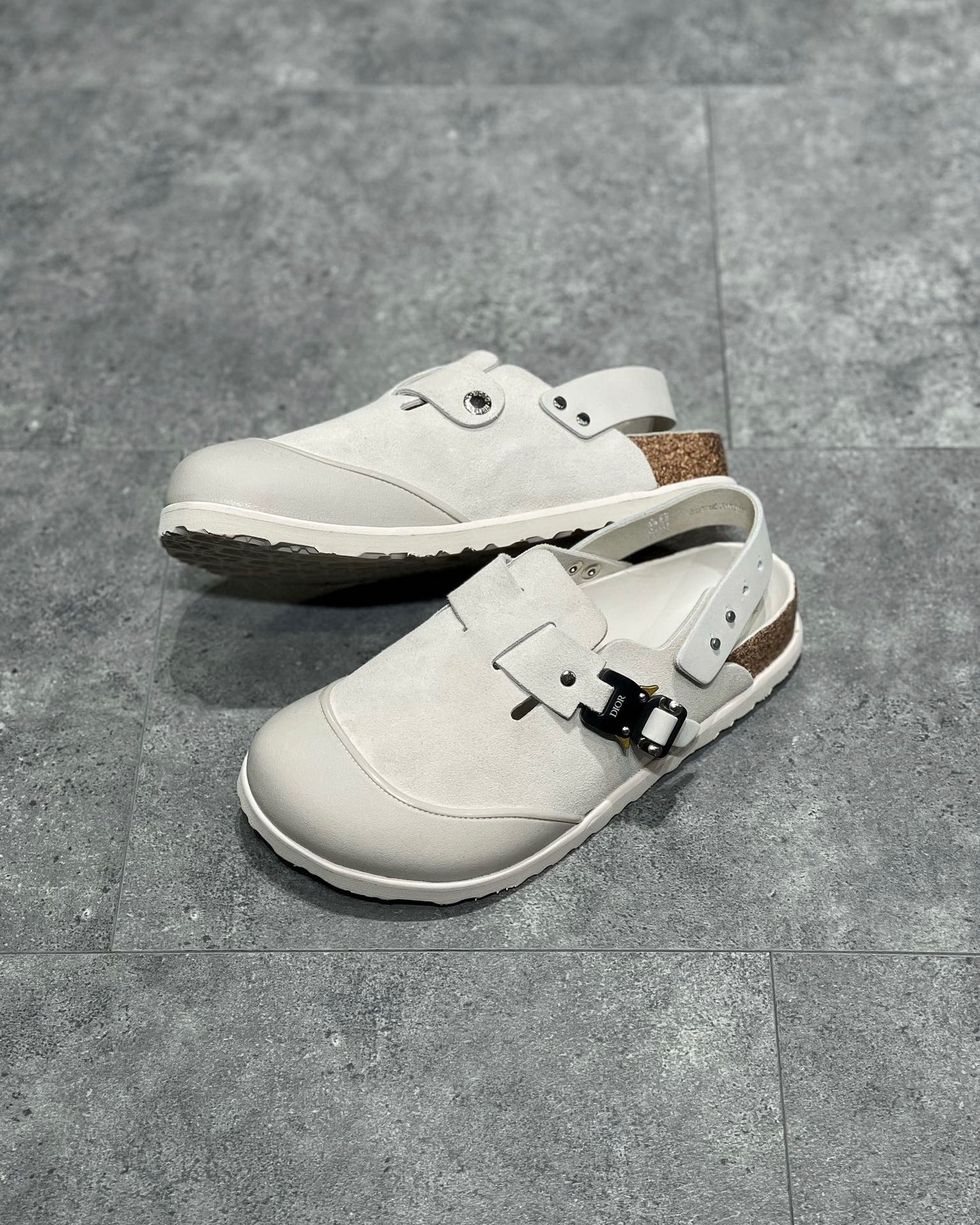 Schwarze, graue und cremefarbene Schuhe