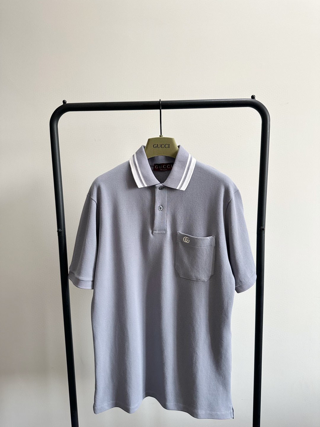 Schwarzes und graues Polo