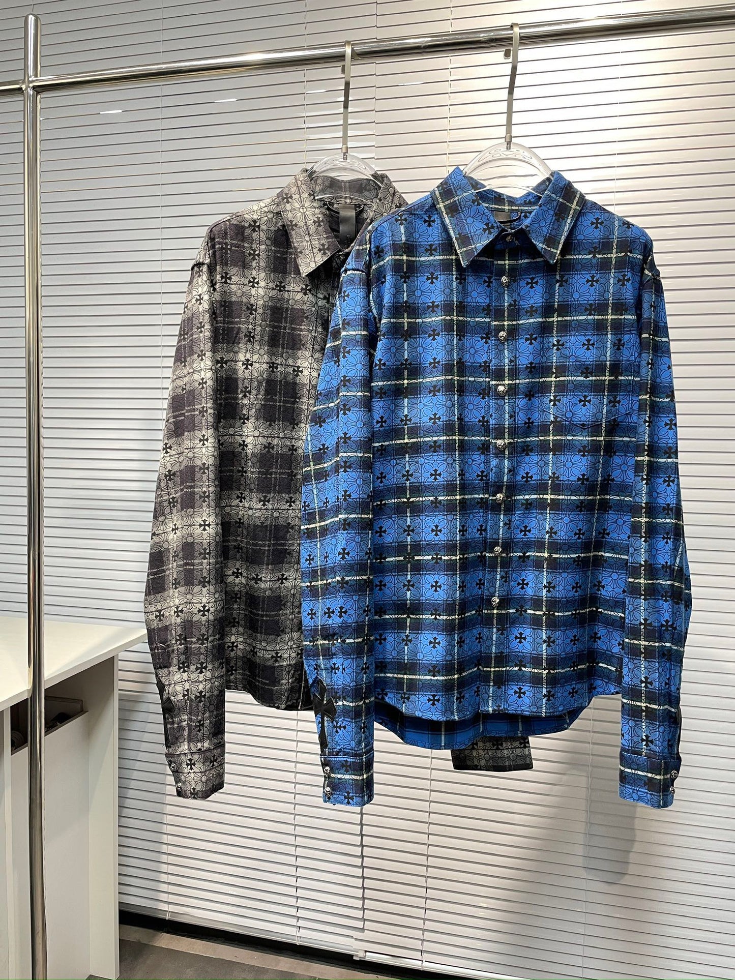 Camisa azul y negra