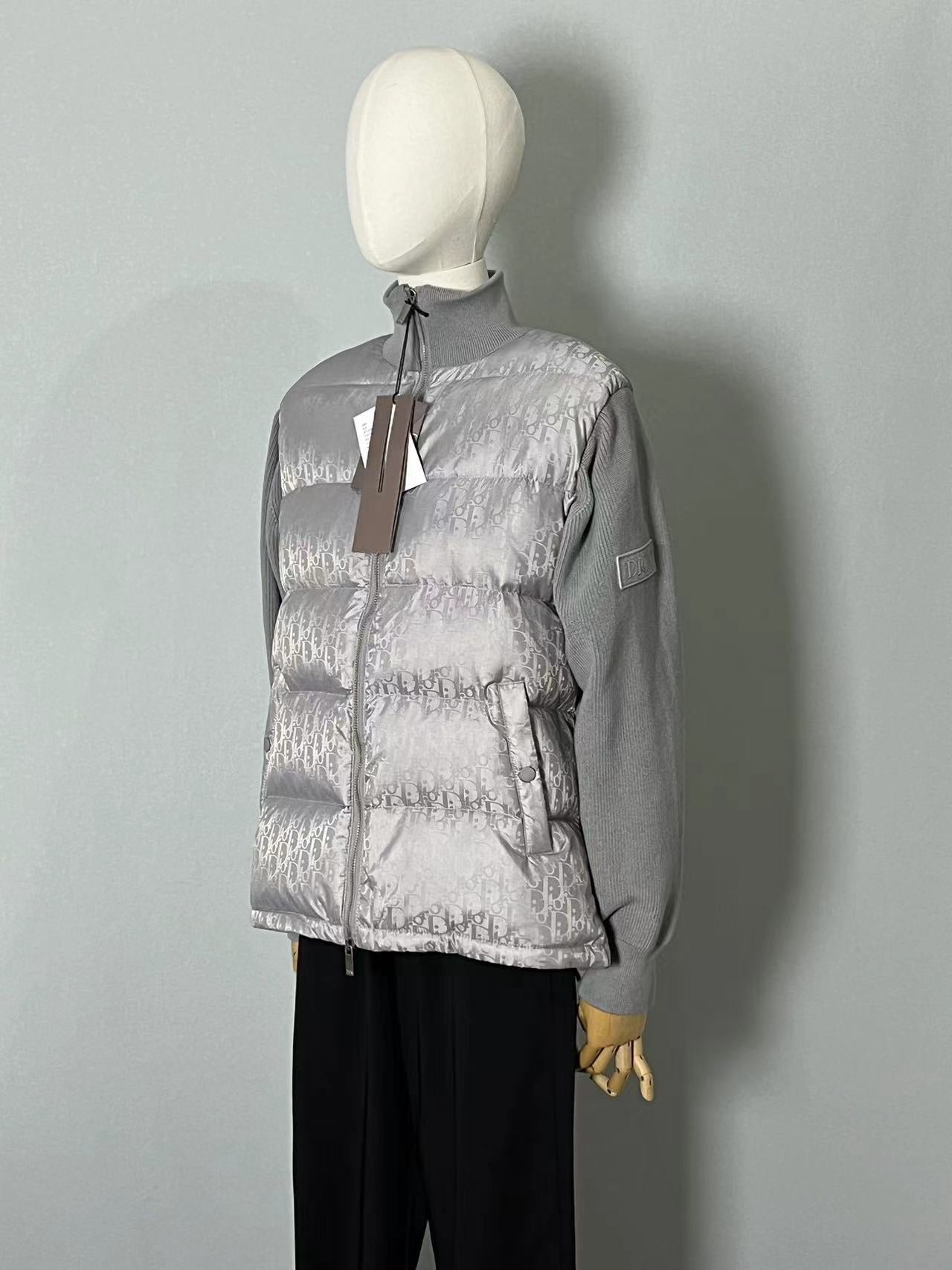 Schwarze, graue, blaue und weiße Jacke