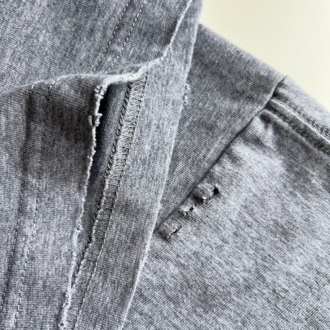 camiseta gris