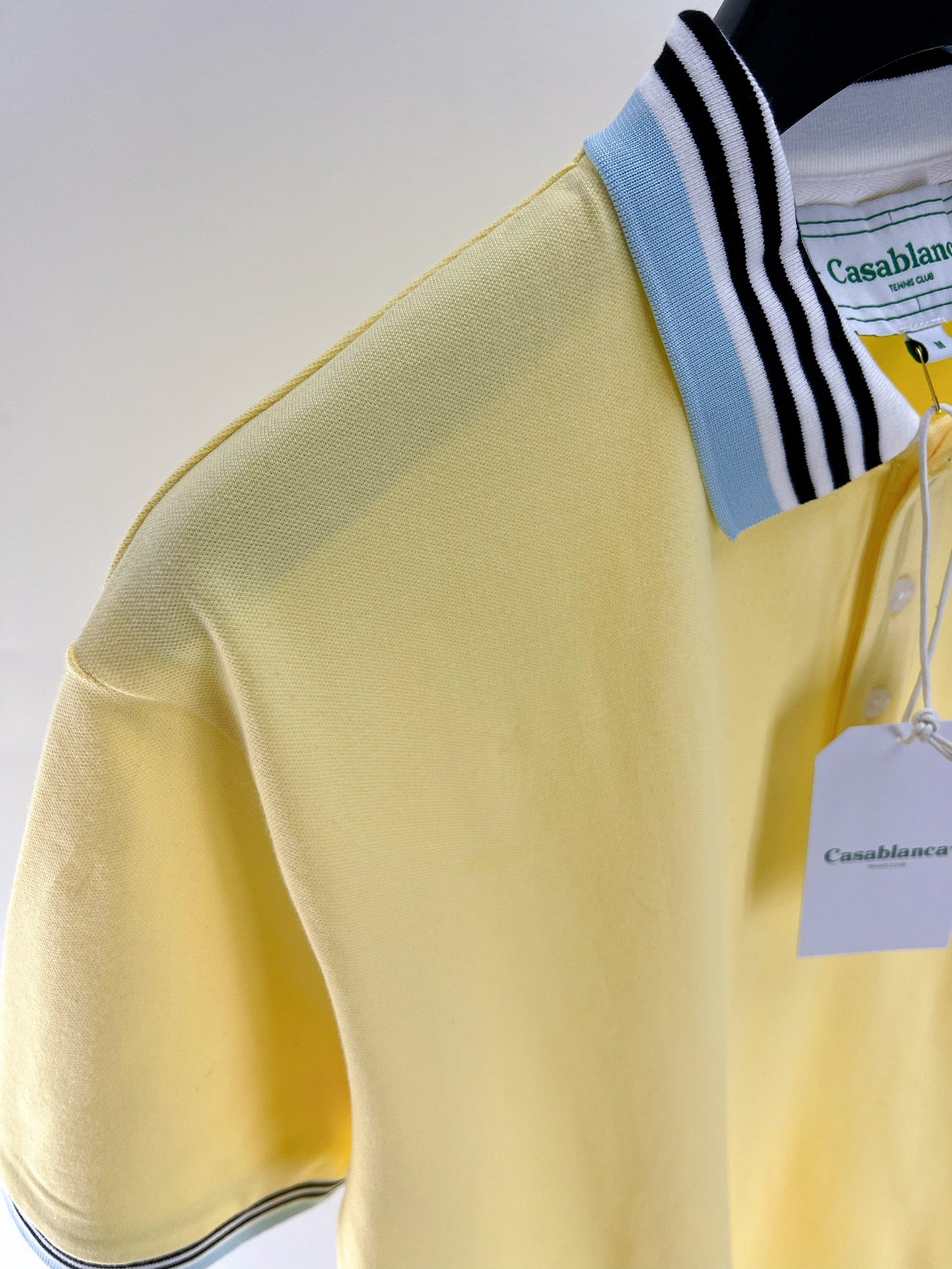 Polo amarillo y azul