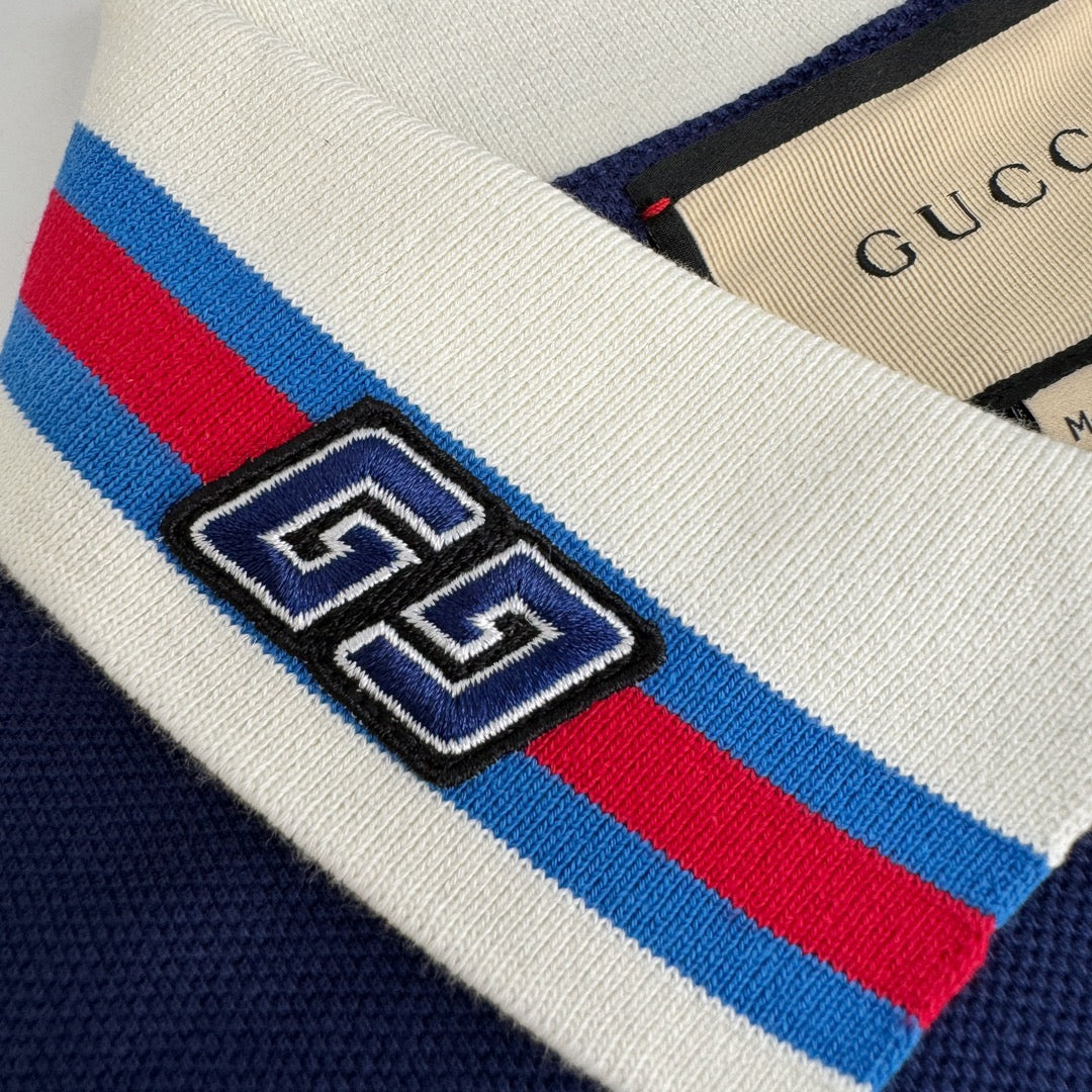 Blaues und weißes Polo